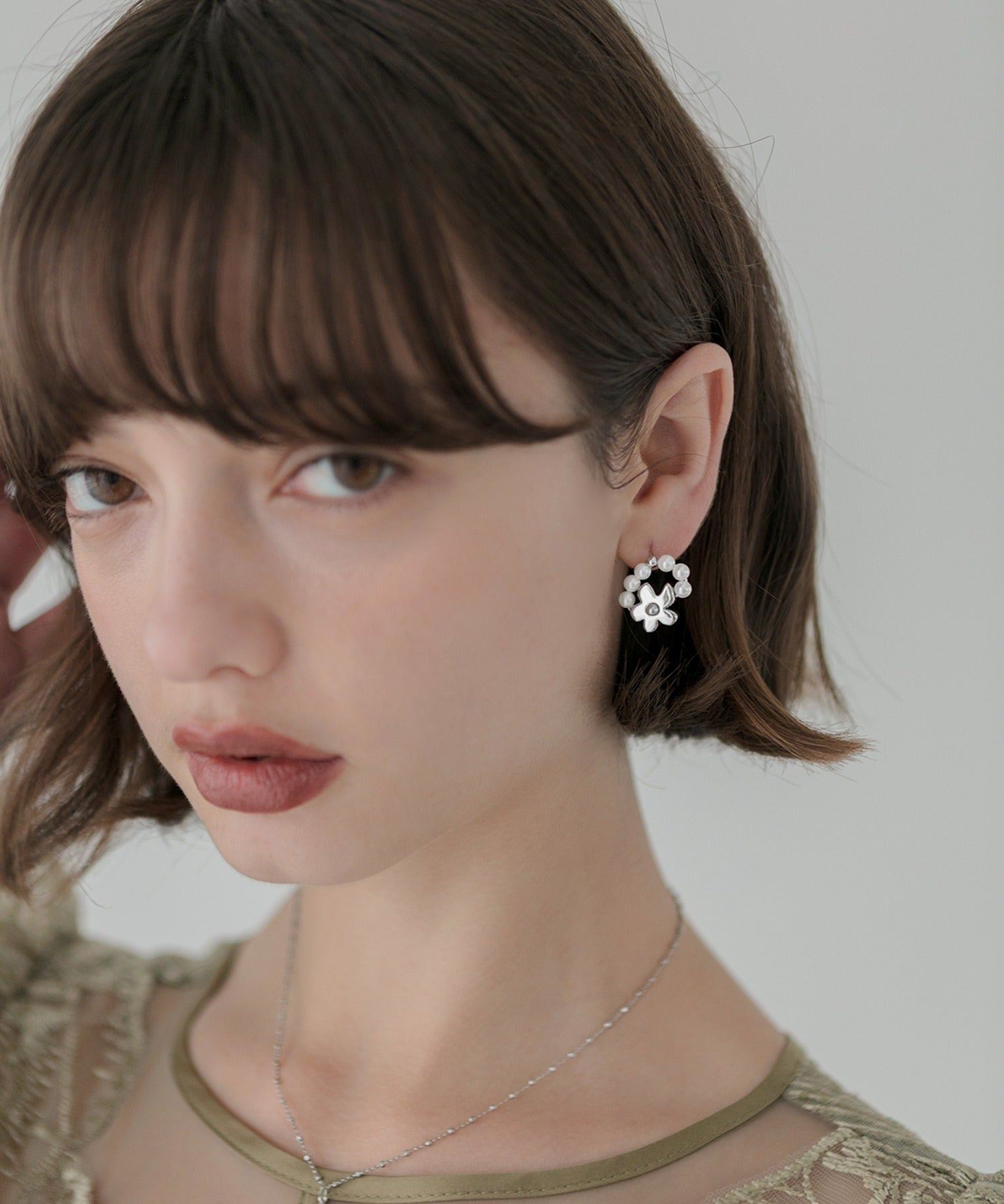 レジャ Leja ラウンドパールフラワーピアス結婚式 パーティー 成人式 二次会 同窓会 お呼ばれ オケージョン 20代 30代 40代 （SILVER） SILVER