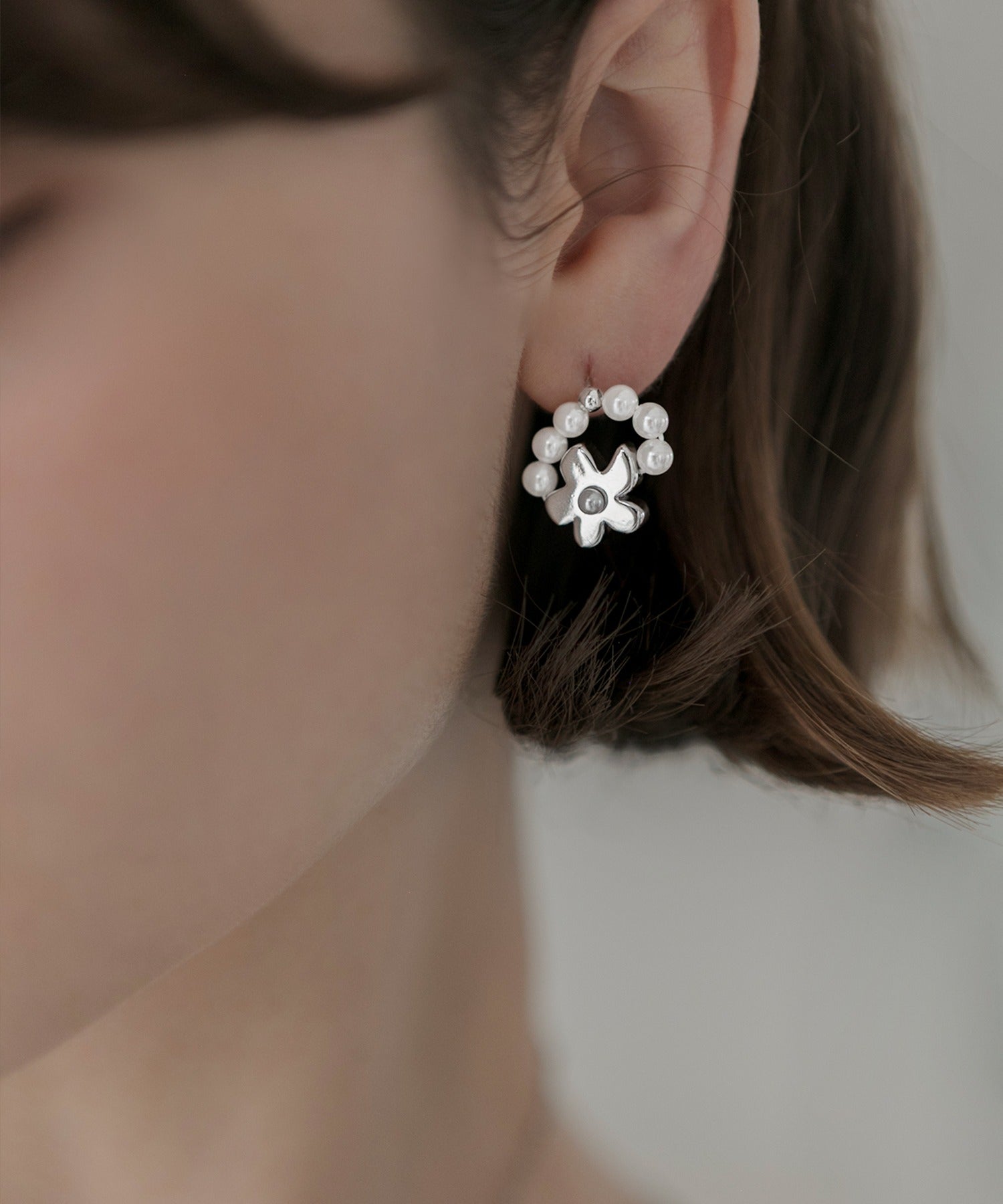 レジャ Leja ラウンドパールフラワーピアス結婚式 パーティー 成人式 二次会 同窓会 お呼ばれ オケージョン 20代 30代 40代 （SILVER） SILVER