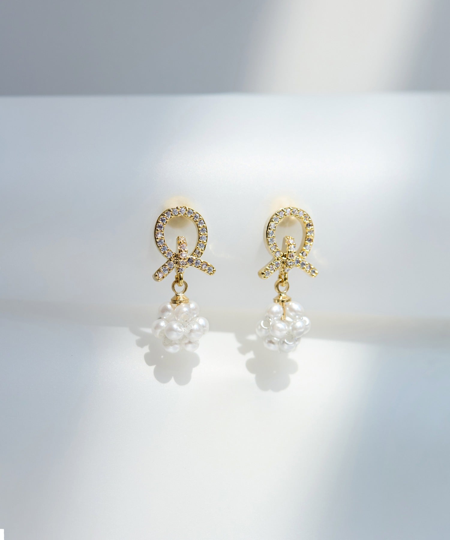 レジャ Leja ビジューリボンパールフラワーモチーフニュアンスピアス結婚式 パーティー 成人式 二次会 同窓会 お呼ばれ オケージョン 20代 30代 40代 （GOLD） GOLD