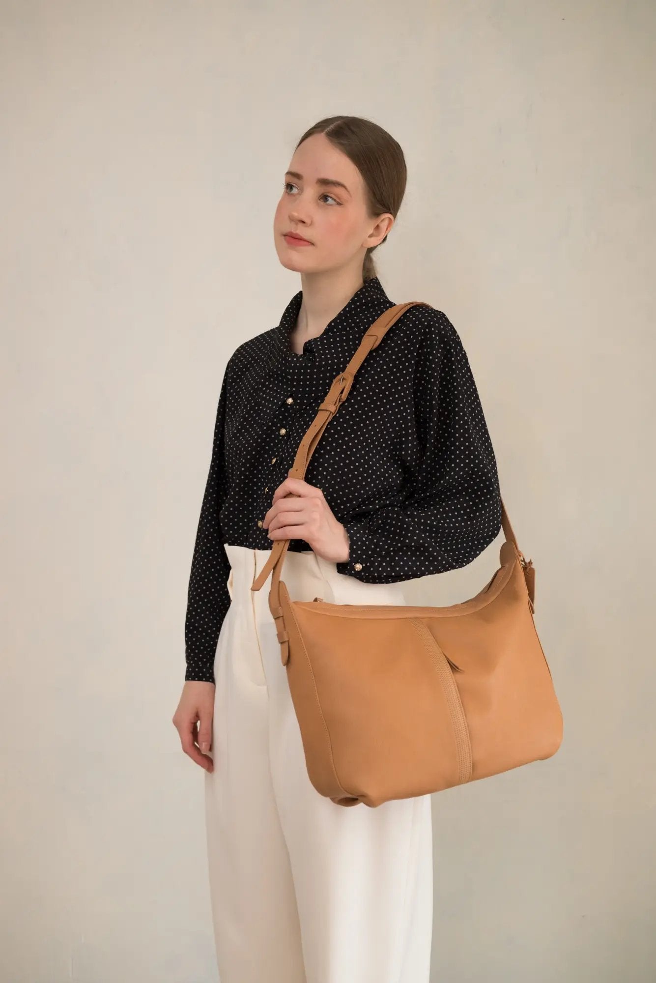 レザーラボラトリー Leather Laboratory ゴートレザー軽量本革ショルダーバッグ ラージサイズ