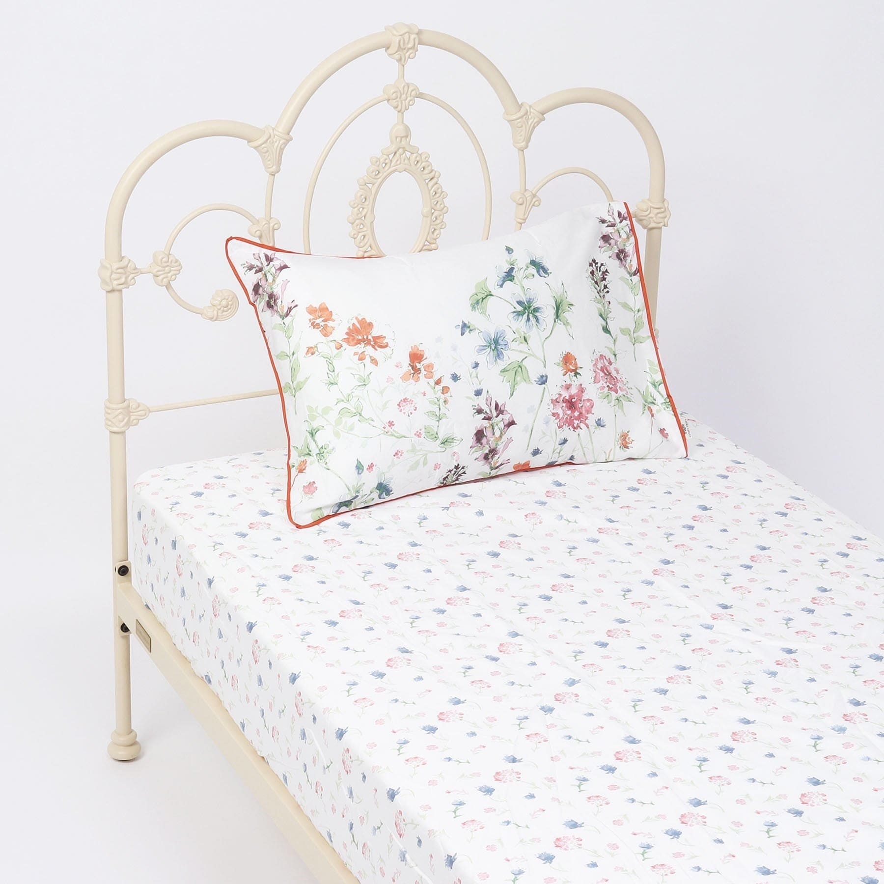 ローラ アシュレイ LAURA ASHLEY ワイルドメドウ柄 ピローケース （オレンジ(167)） オレンジ(167)