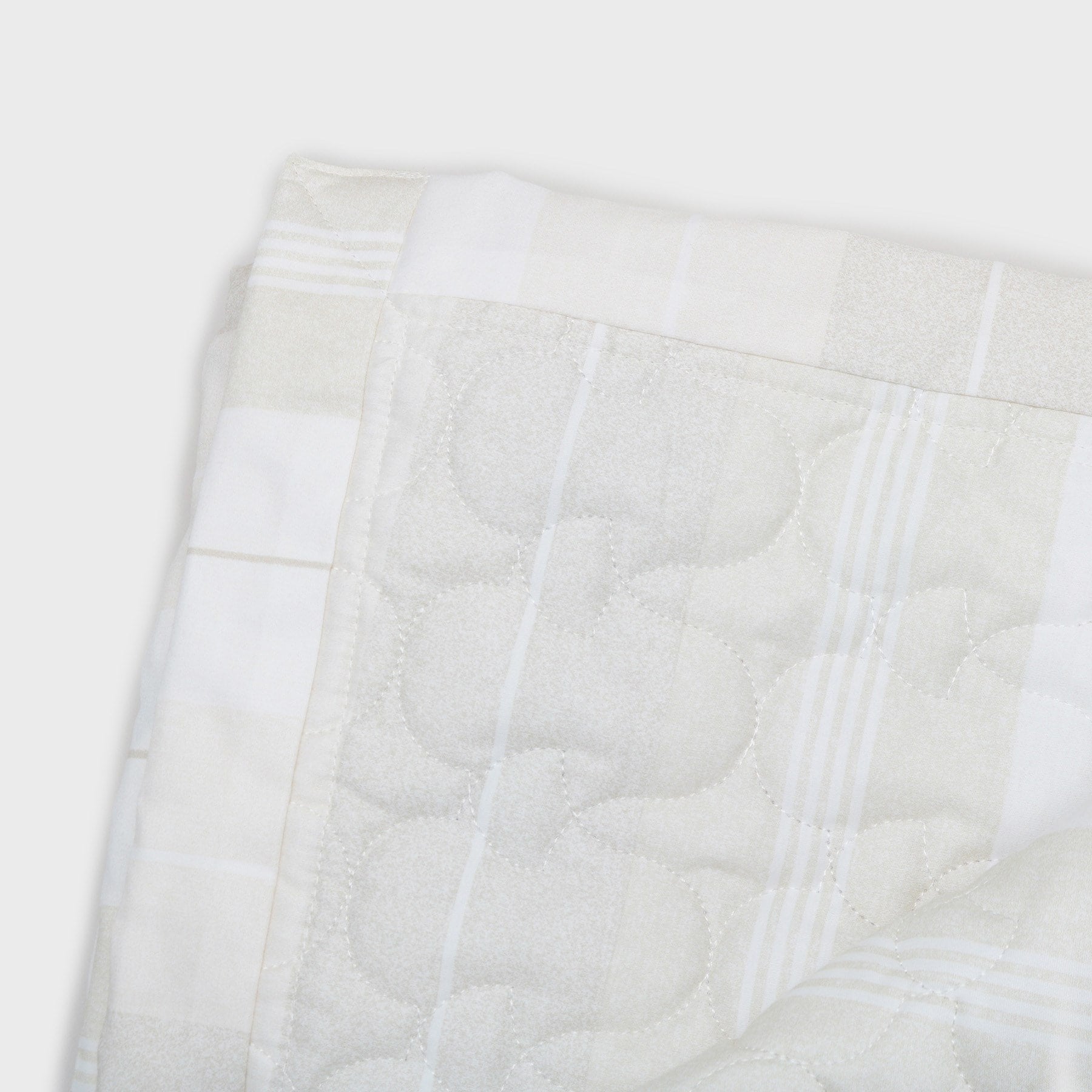 ローラ アシュレイ LAURA ASHLEY カミール柄 キルトマルチカバー 200×200cm （アイボリー(104)） アイボリー(104)