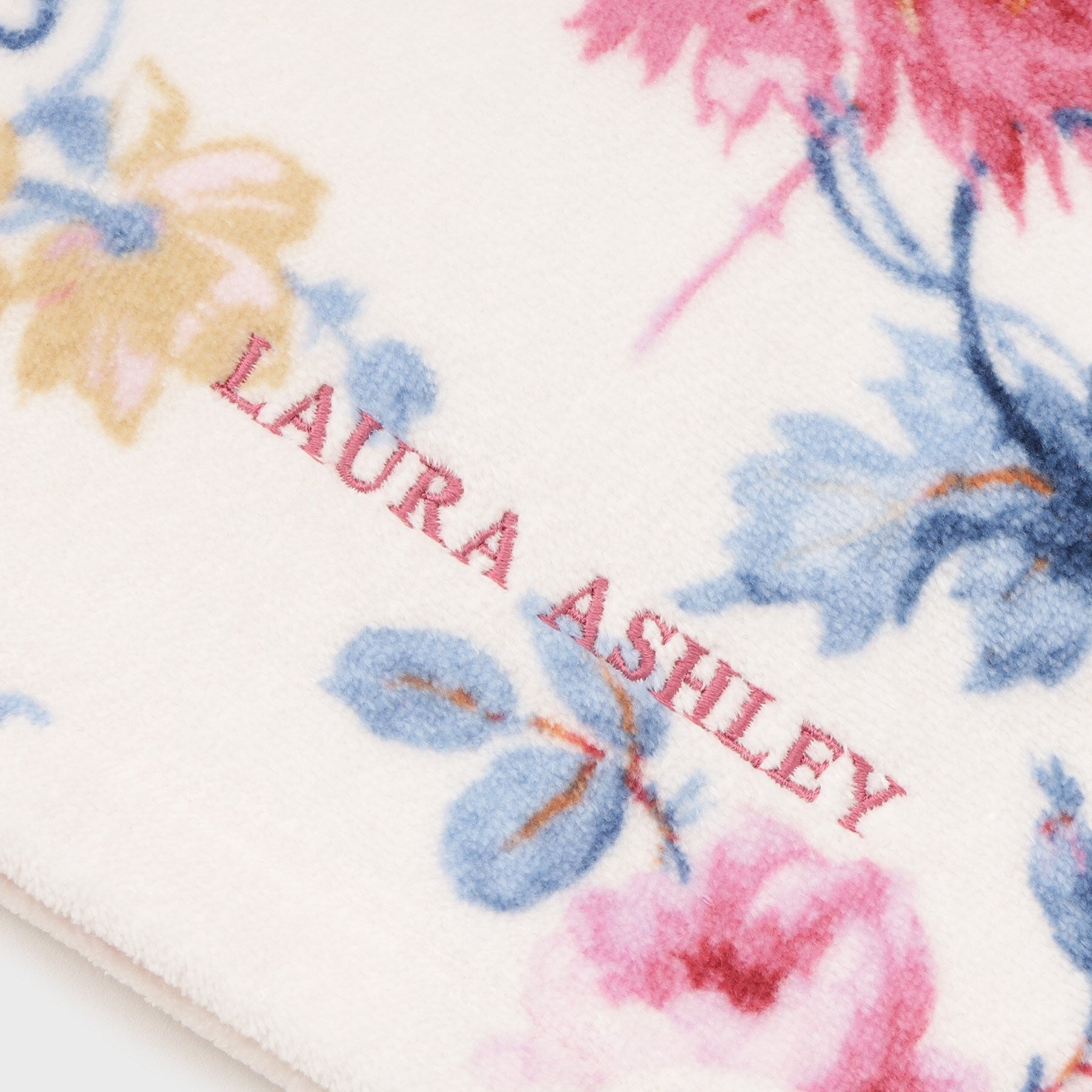 ローラ アシュレイ LAURA ASHLEY ローザリンド柄 シャーリングプリント バスタオル （ピンク(172)） ピンク(172)