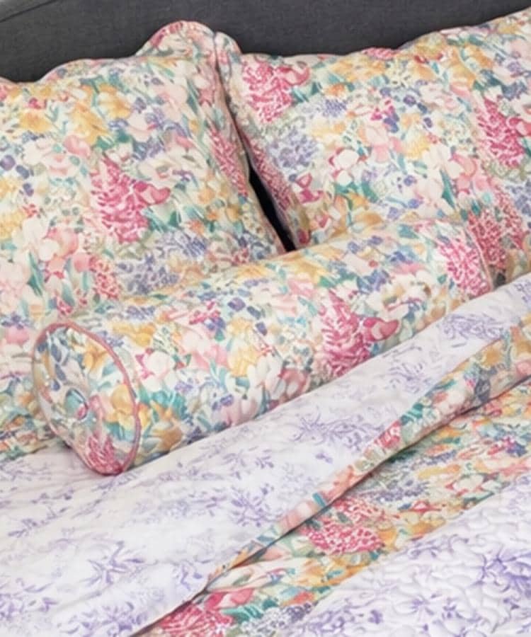 ローラ アシュレイ LAURA ASHLEY エヴァリンガムメドウ柄 キルトボルスター （パープル(183)） パープル(183)