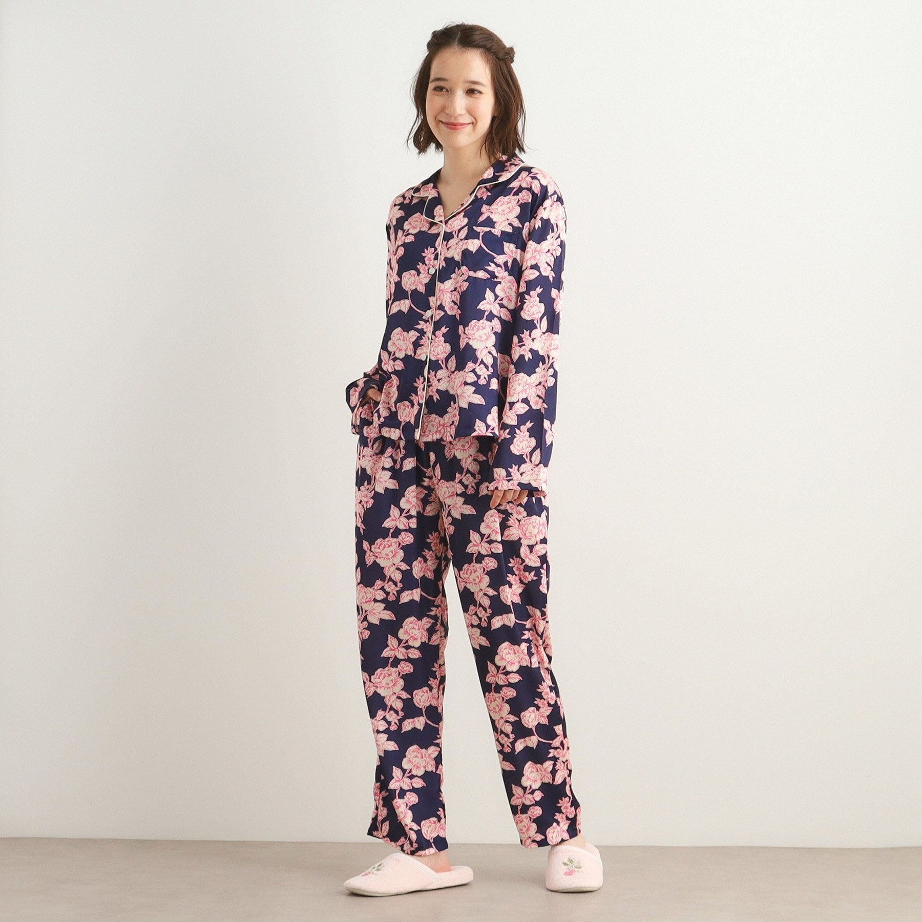 ローラ アシュレイ LAURA ASHLEY 【収納袋付き/サテン】ポリントン ローゼズ柄 携帯パジャマ,ネイビー(194)