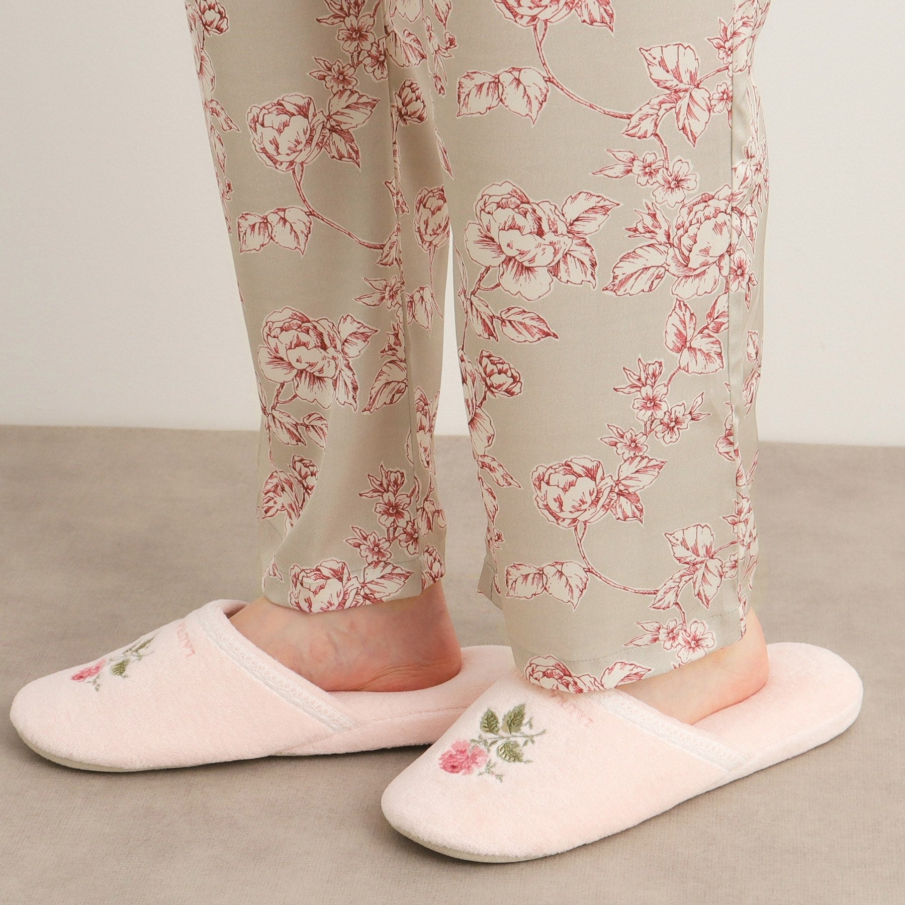 ローラ アシュレイ LAURA ASHLEY 【収納袋付き/サテン】ポリントン ローゼズ柄 携帯パジャマ