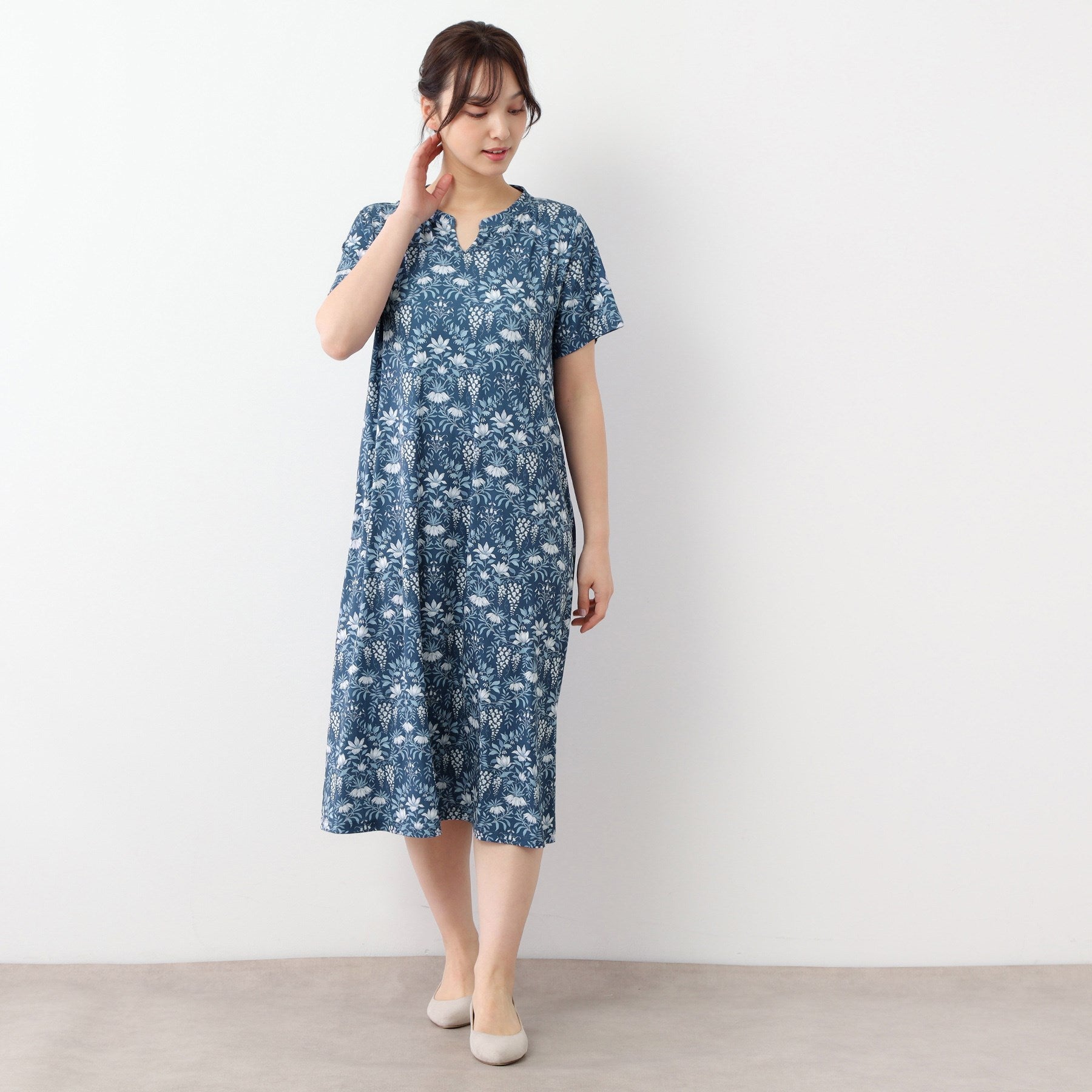ローラ アシュレイ LAURA ASHLEY 【WEB限定／M～LL3サイズ／ジャージ素材】パルテール柄 ワンピース （ネイビー(196)） ネイビー(196)