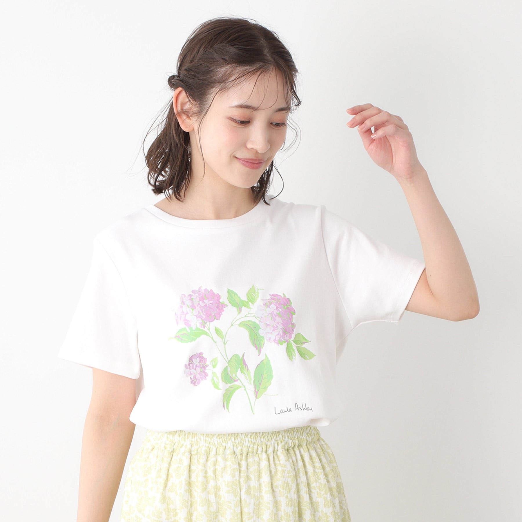 ローラ アシュレイ LAURA ASHLEY 【コットン100％／洗える】ハイドランジア柄Tシャツ （オフホワイト(003)） オフホワイト(003)