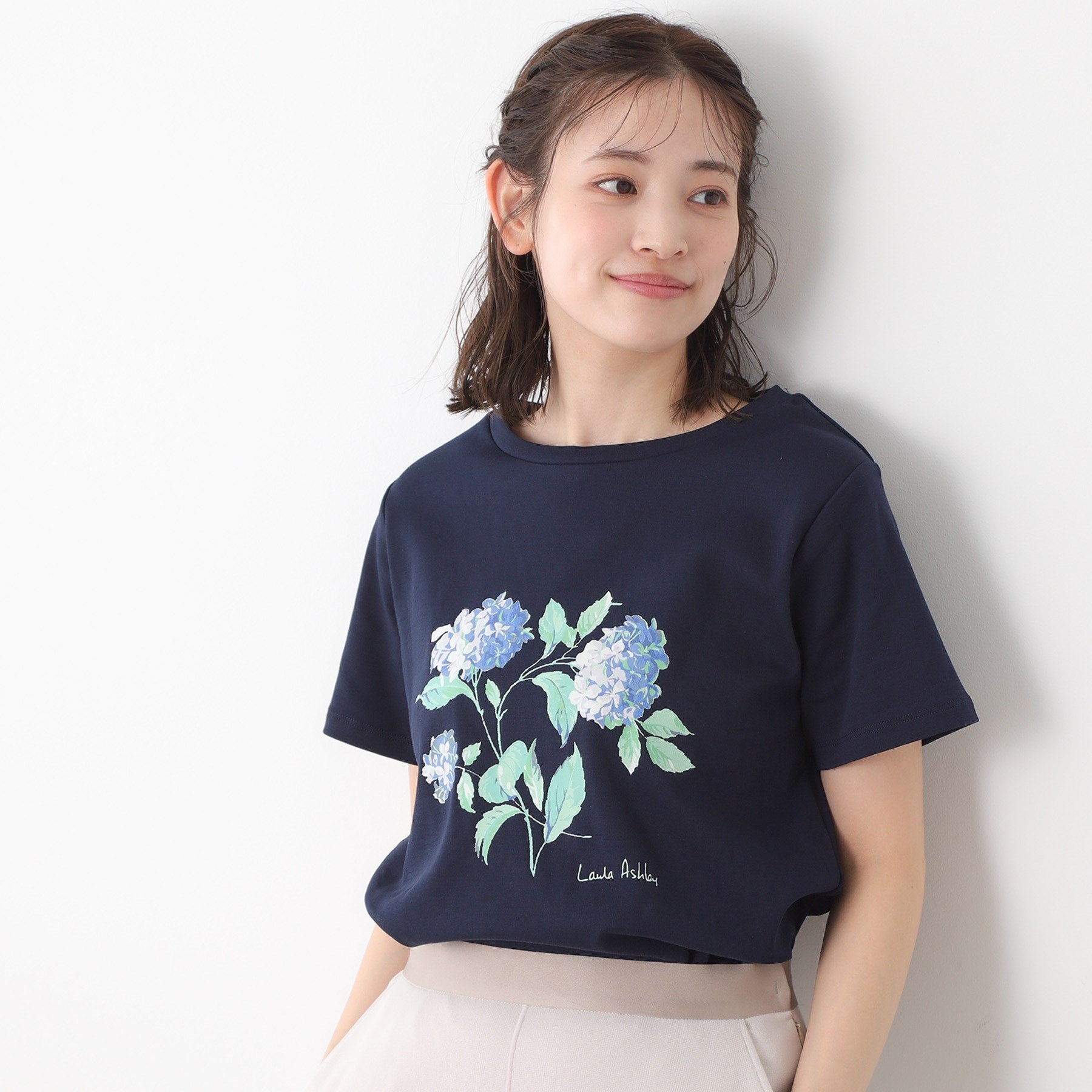 ローラ アシュレイ LAURA ASHLEY 【コットン100％／洗える】ハイドランジア柄Tシャツ （オフホワイト(003)） オフホワイト(003)