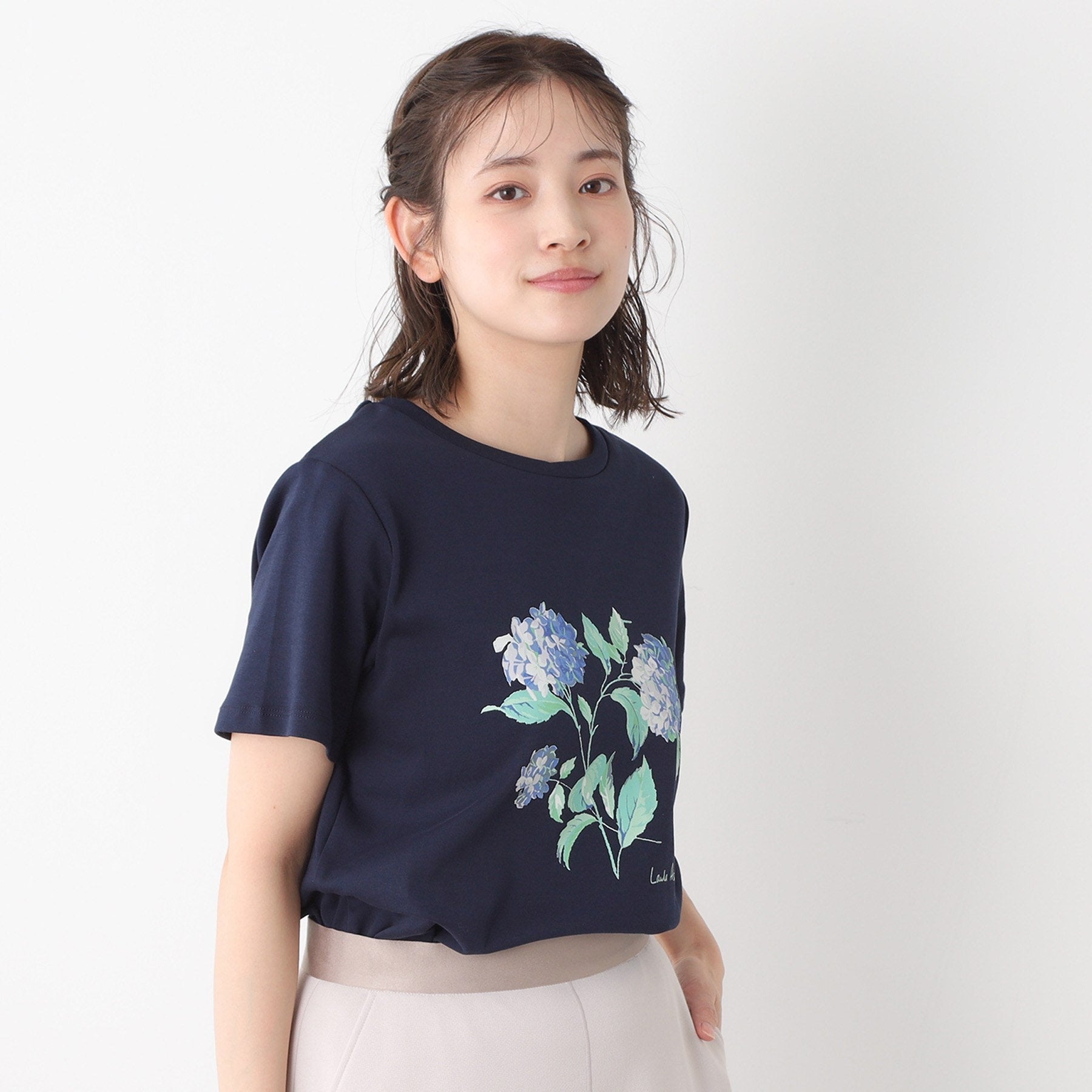 ローラ アシュレイ LAURA ASHLEY 【コットン100％／洗える】ハイドランジア柄Tシャツ （オフホワイト(003)） オフホワイト(003)