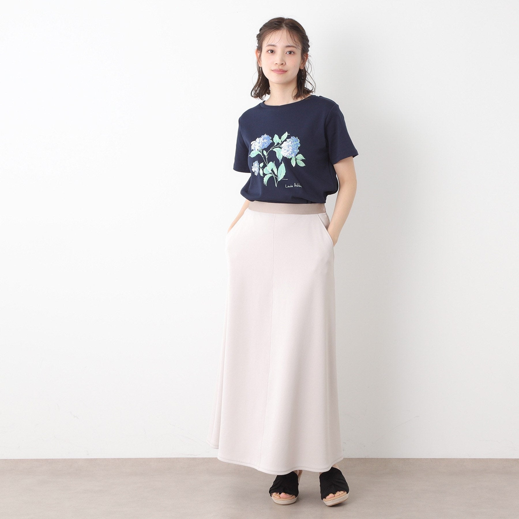 ローラ アシュレイ LAURA ASHLEY 【コットン100％／洗える】ハイドランジア柄Tシャツ （オフホワイト(003)） オフホワイト(003)