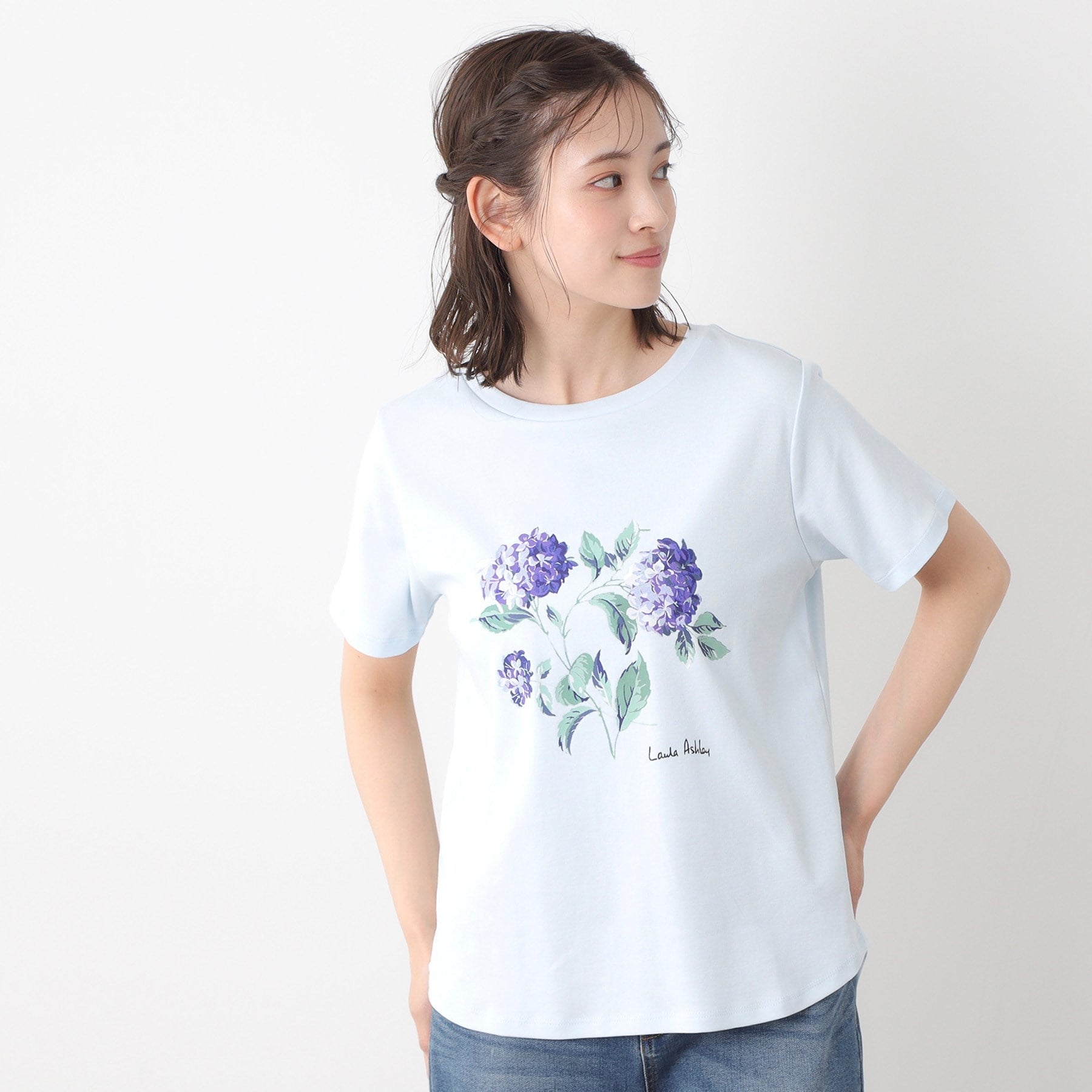 ローラ アシュレイ LAURA ASHLEY 【コットン100％／洗える】ハイドランジア柄Tシャツ （サックスブルー(090)） サックスブルー(090)