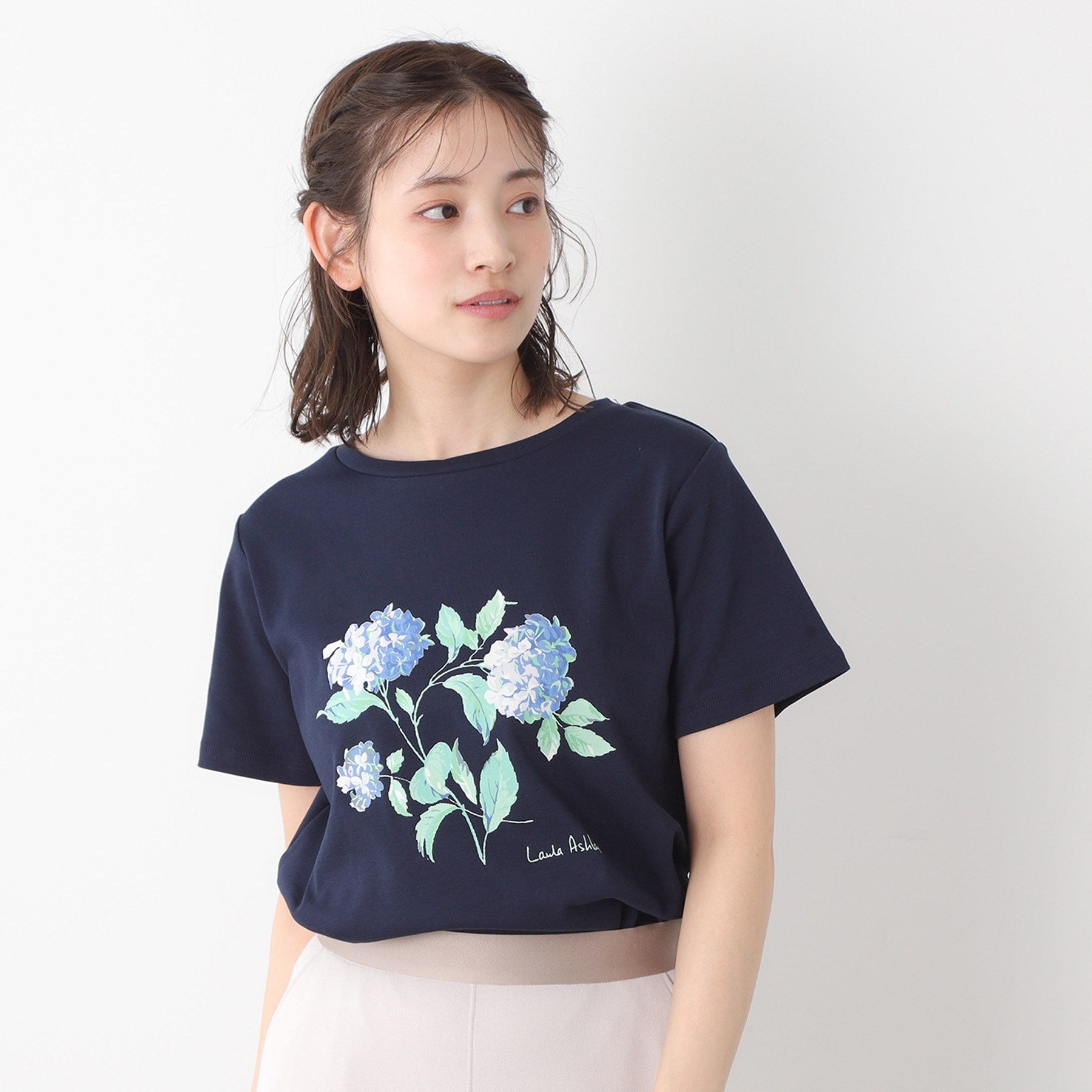 ローラ アシュレイ LAURA ASHLEY 【コットン100％／洗える】ハイドランジア柄Tシャツ （ネイビー(094)） ネイビー(094)