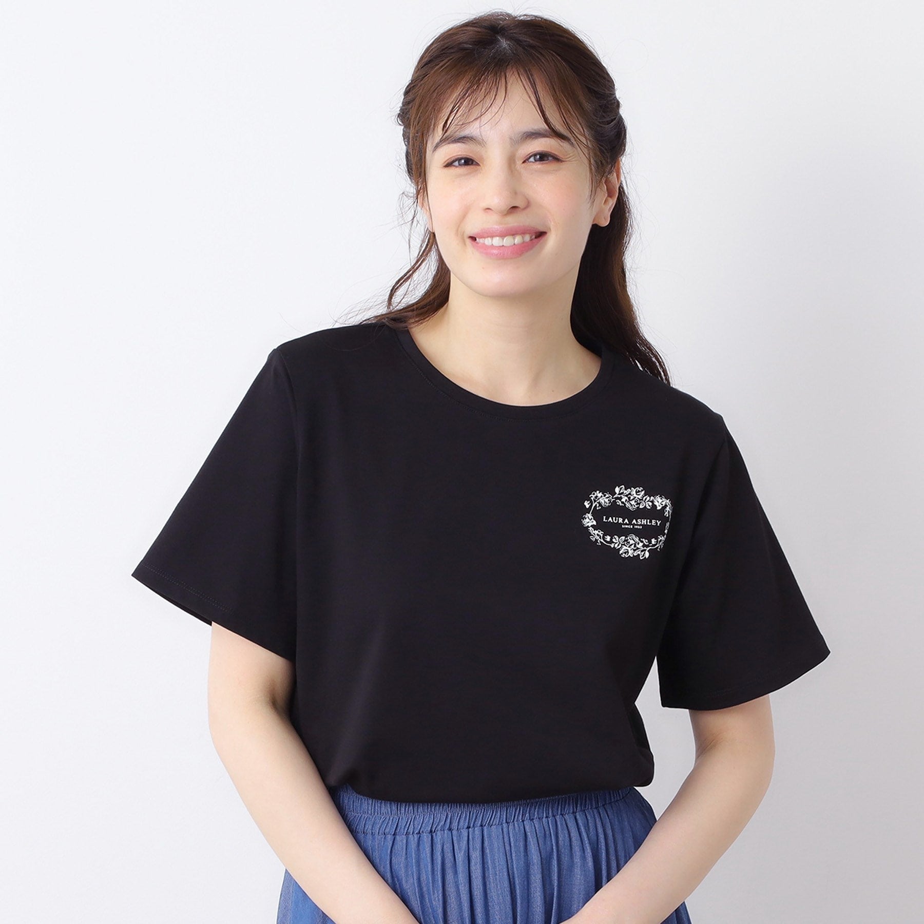 ローラ アシュレイ LAURA ASHLEY 【日本製】フローラルクラウン ロゴTシャツ （ブラック(019)） ブラック(019)