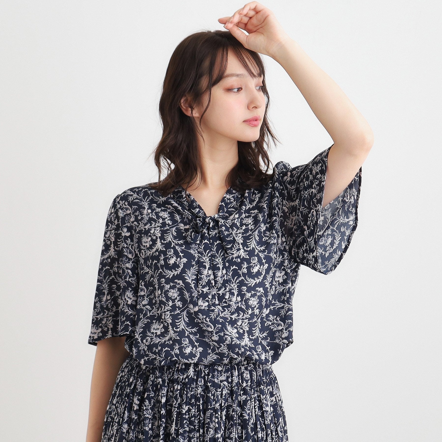 ローラ アシュレイ LAURA ASHLEY 【ボウタイ／同柄アイテムあり】アイロンワーク スクロール柄ブラウス （アイボリー(104)） アイボリー(104)