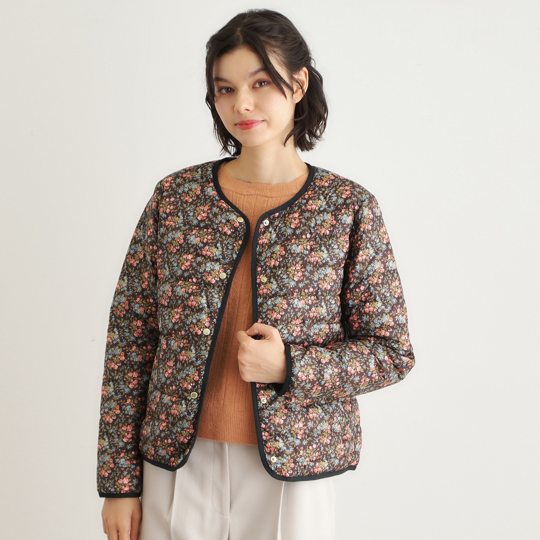 ローラ アシュレイ LAURA ASHLEY 【ダウン使用／ロゴ刻印ボタン】エラビー フローラル柄 ライトダウンコート （ブラック(119)） ブラック(119)