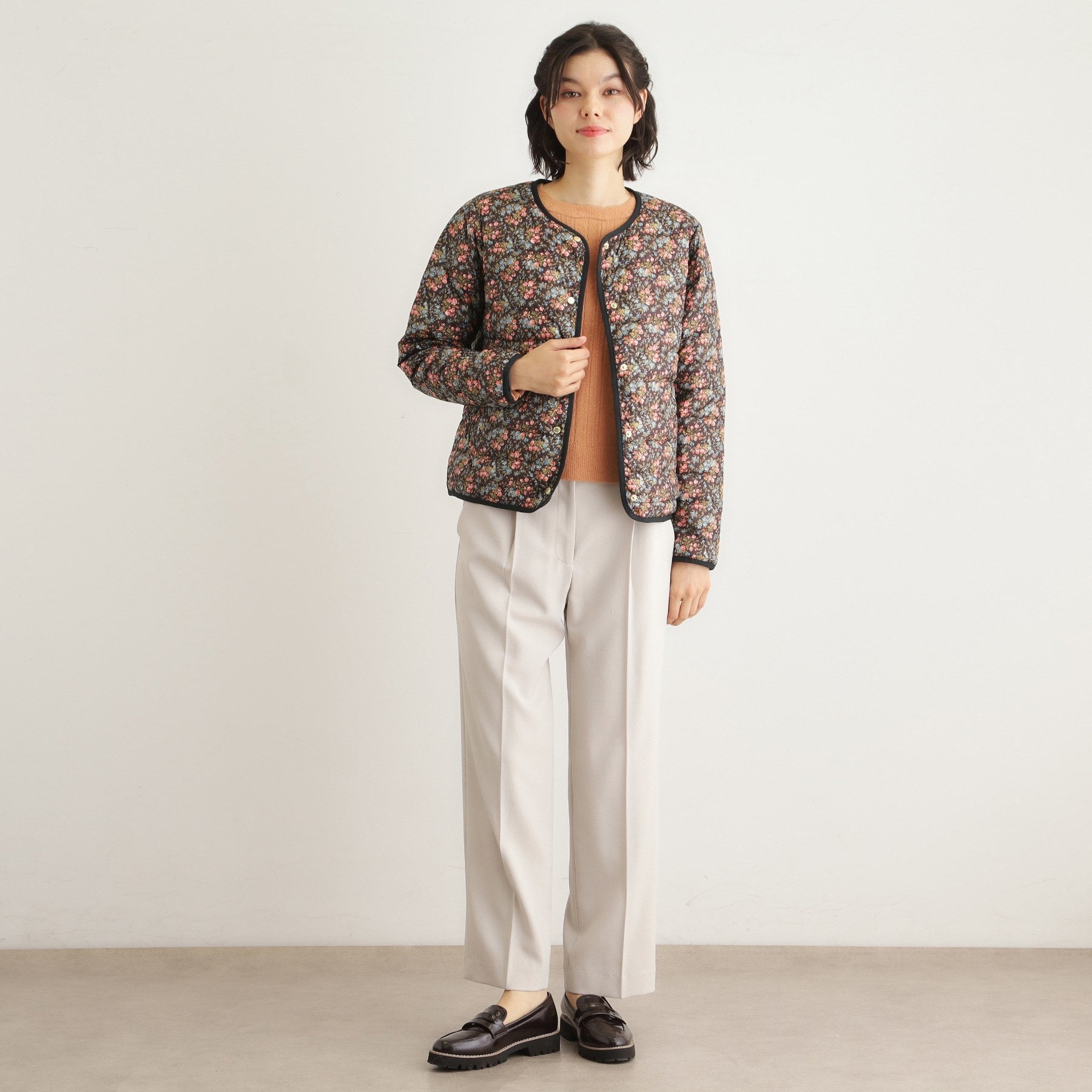 ローラ アシュレイ LAURA ASHLEY 【ダウン使用／ロゴ刻印ボタン】エラビー フローラル柄 ライトダウンコート （ブラック(119)） ブラック(119)