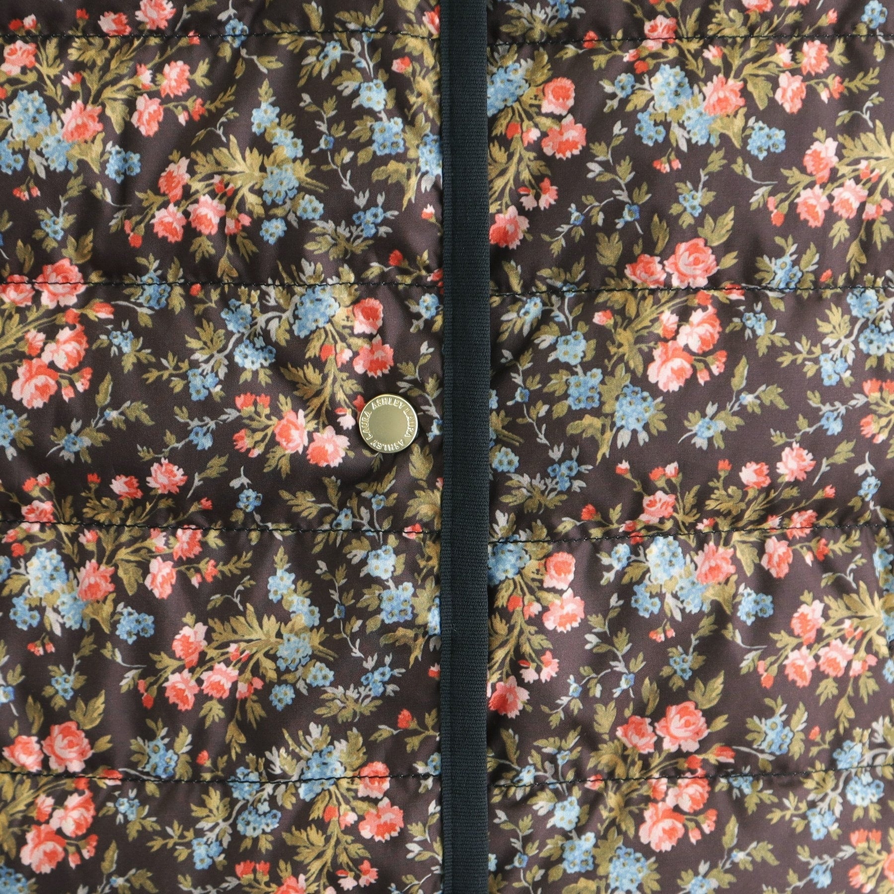 ローラ アシュレイ LAURA ASHLEY 【ダウン使用／ロゴ刻印ボタン】エラビー フローラル柄 ライトダウンコート （ブラック(119)） ブラック(119)