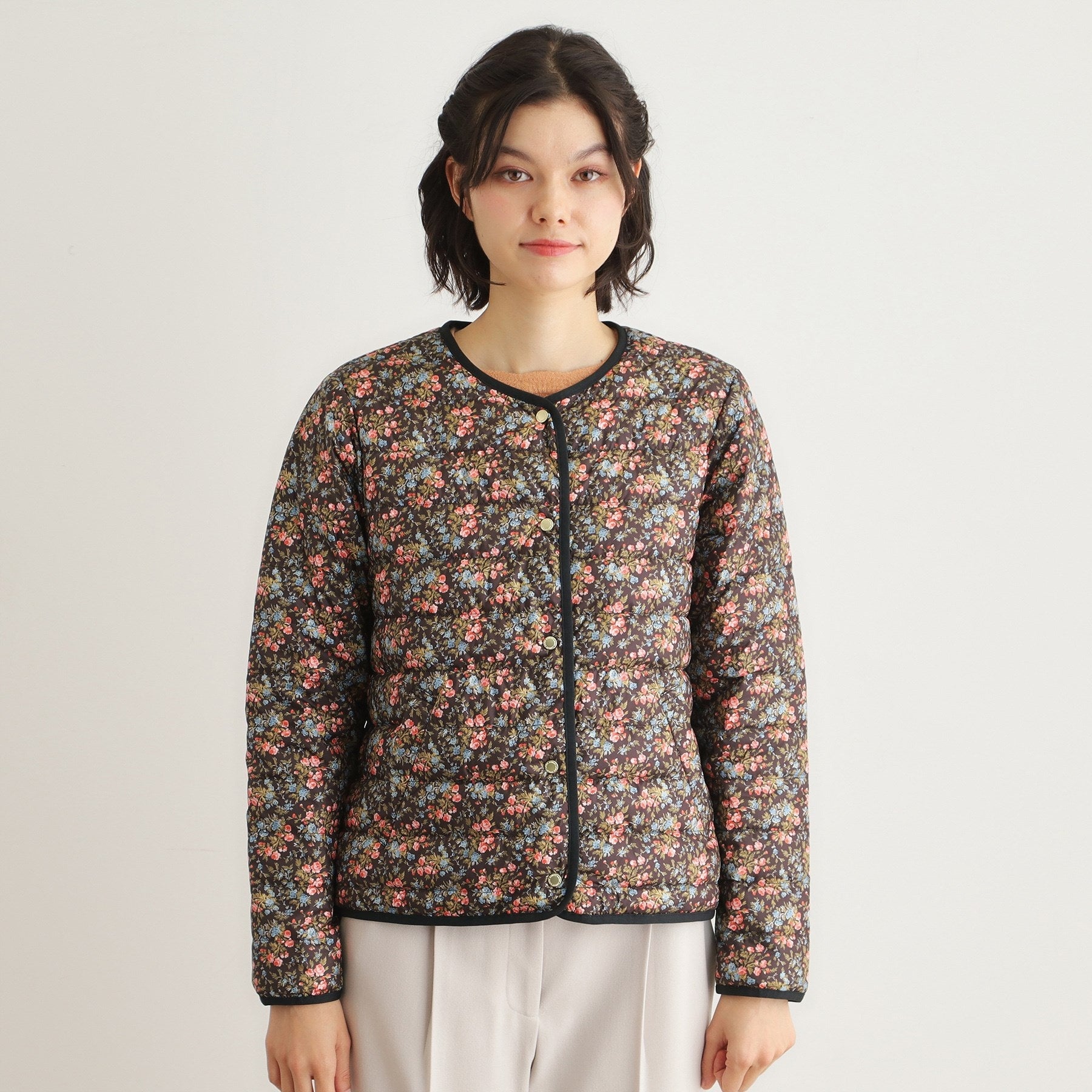 ローラ アシュレイ LAURA ASHLEY 【ダウン使用／ロゴ刻印ボタン】エラビー フローラル柄 ライトダウンコート （ブラック(119)） ブラック(119)