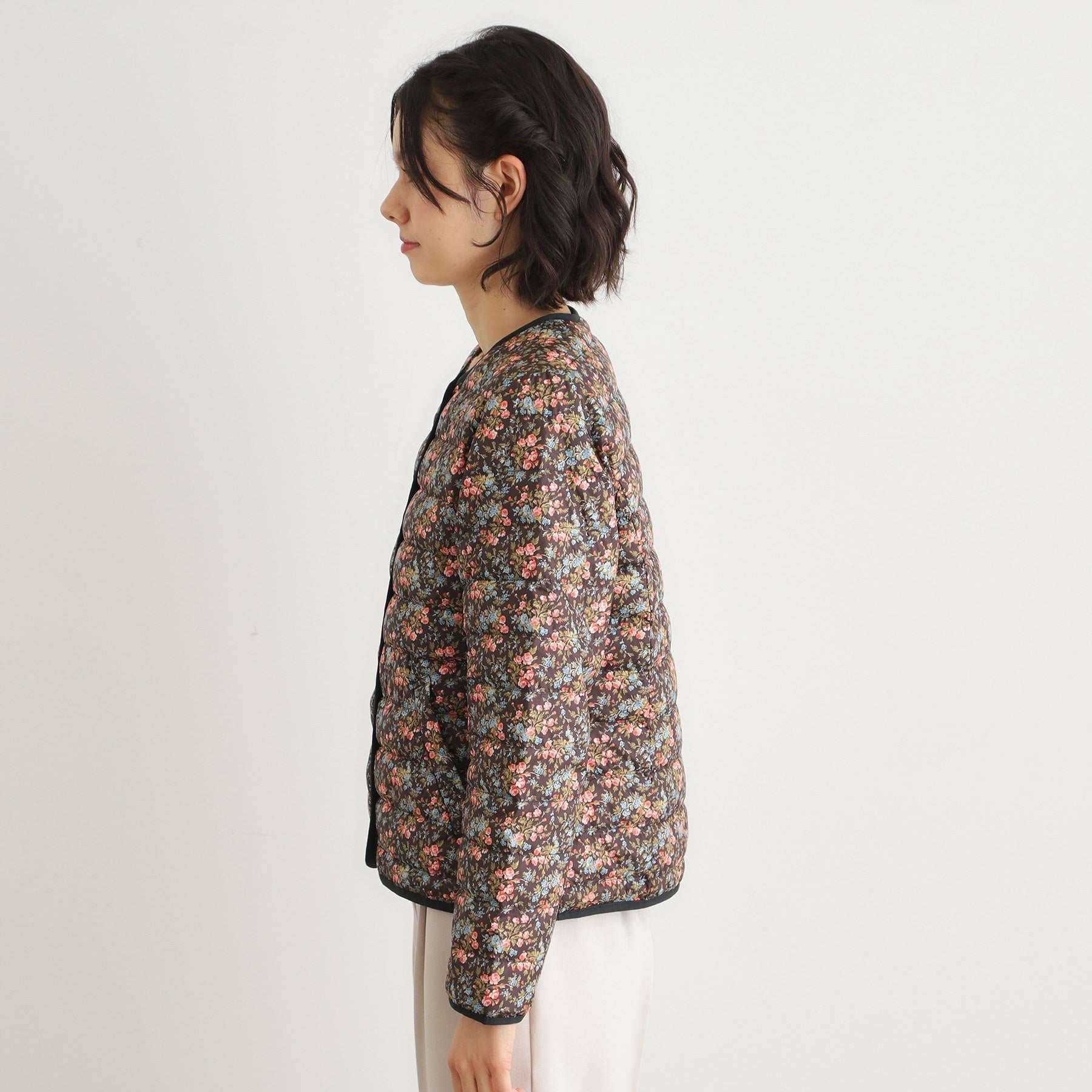 ローラ アシュレイ LAURA ASHLEY 【ダウン使用／ロゴ刻印ボタン】エラビー フローラル柄 ライトダウンコート （ブラック(119)） ブラック(119)