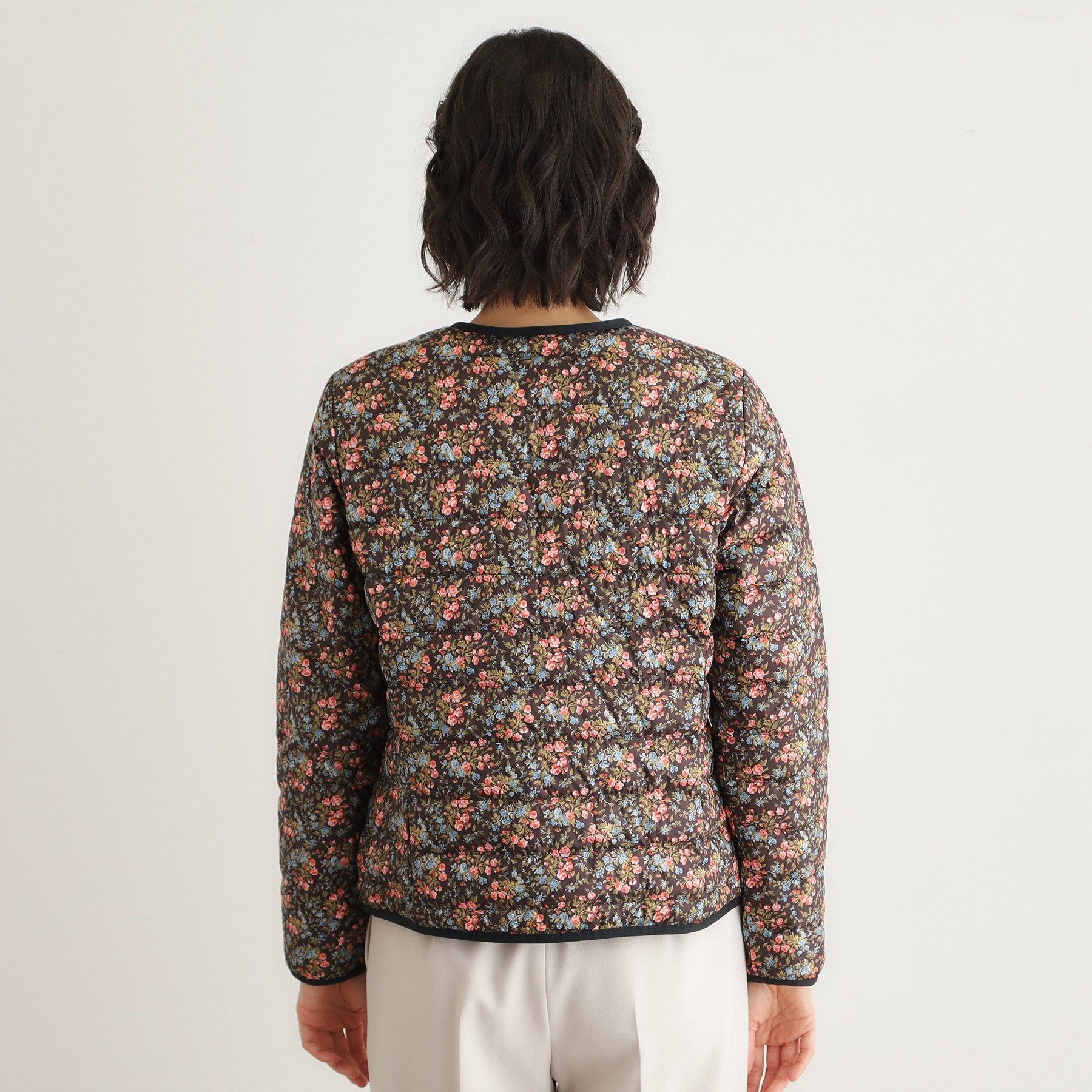 ローラ アシュレイ LAURA ASHLEY 【ダウン使用／ロゴ刻印ボタン】エラビー フローラル柄 ライトダウンコート （ブラック(119)） ブラック(119)