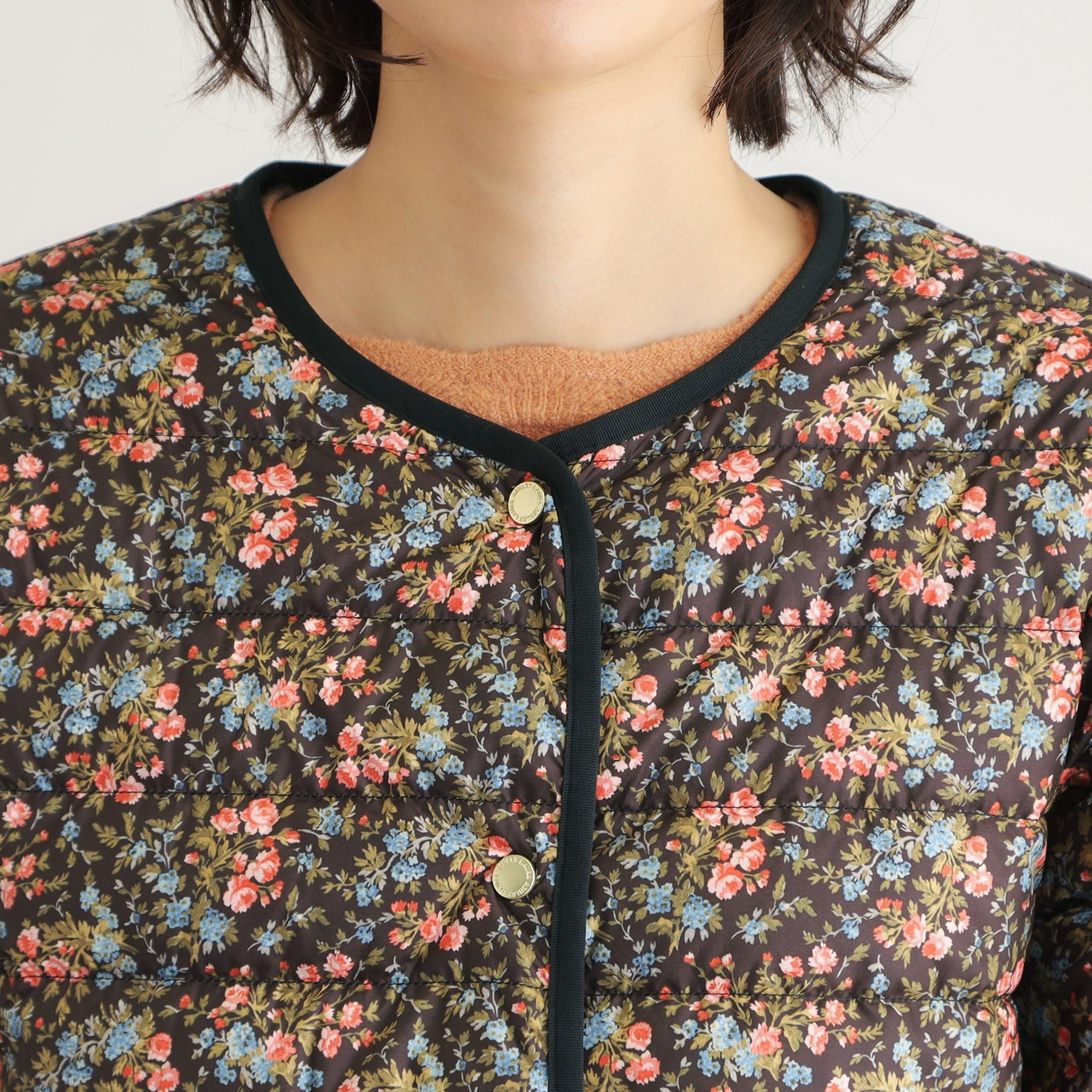 ローラ アシュレイ LAURA ASHLEY 【ダウン使用／ロゴ刻印ボタン】エラビー フローラル柄 ライトダウンコート （ブラック(119)） ブラック(119)