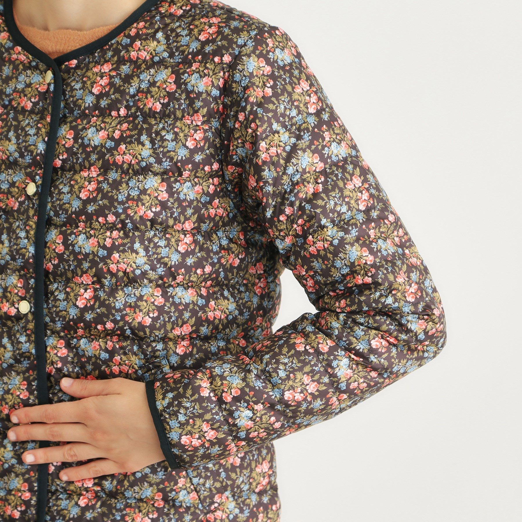 ローラ アシュレイ LAURA ASHLEY 【ダウン使用／ロゴ刻印ボタン】エラビー フローラル柄 ライトダウンコート （ブラック(119)） ブラック(119)