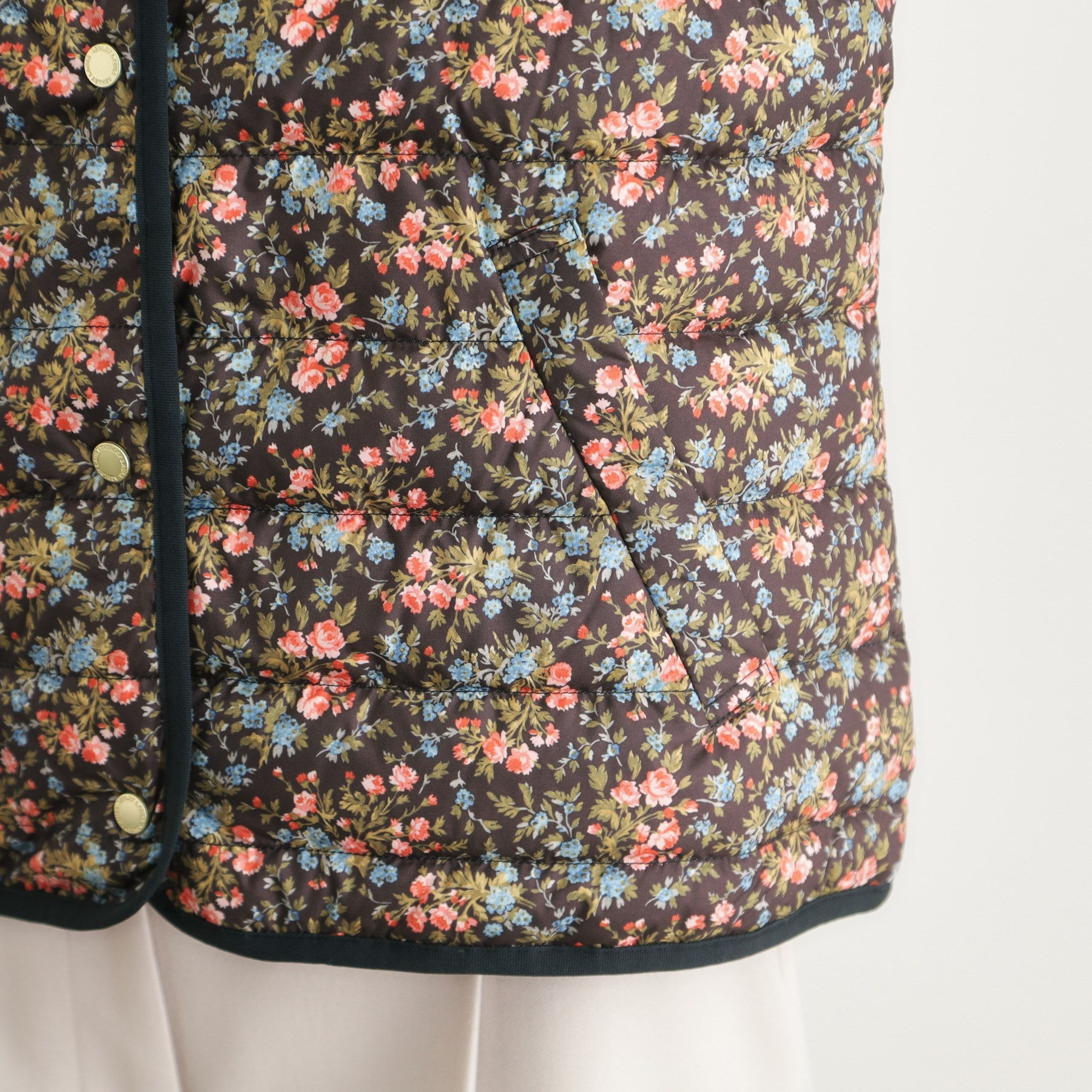 ローラ アシュレイ LAURA ASHLEY 【ダウン使用／ロゴ刻印ボタン】エラビー フローラル柄 ライトダウンコート （ブラック(119)） ブラック(119)