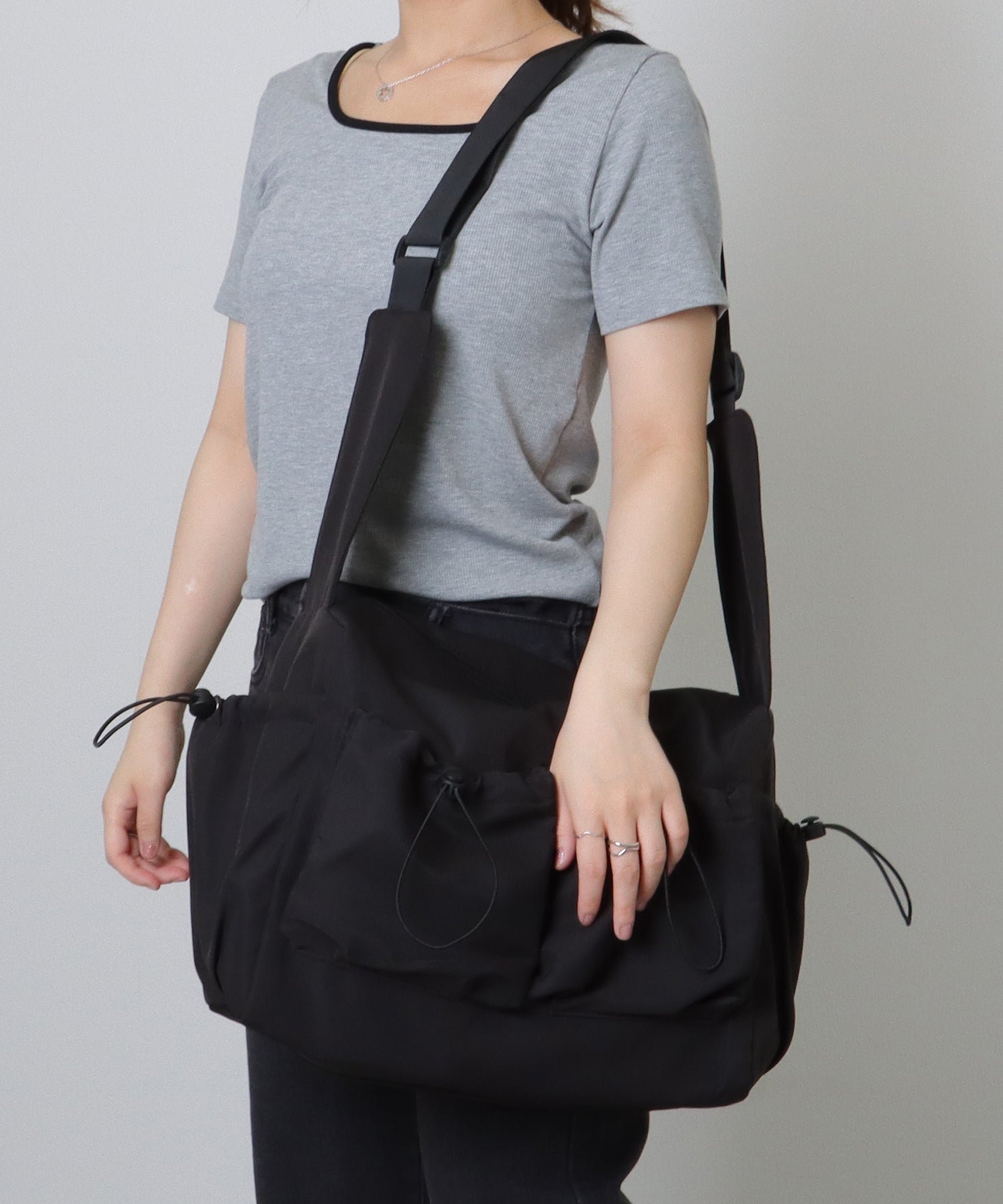 レースレディース Lace Ladies ソリッドカラー ドローコード付き 多ポケット ショルダーバッグ （ホワイト） ホワイト