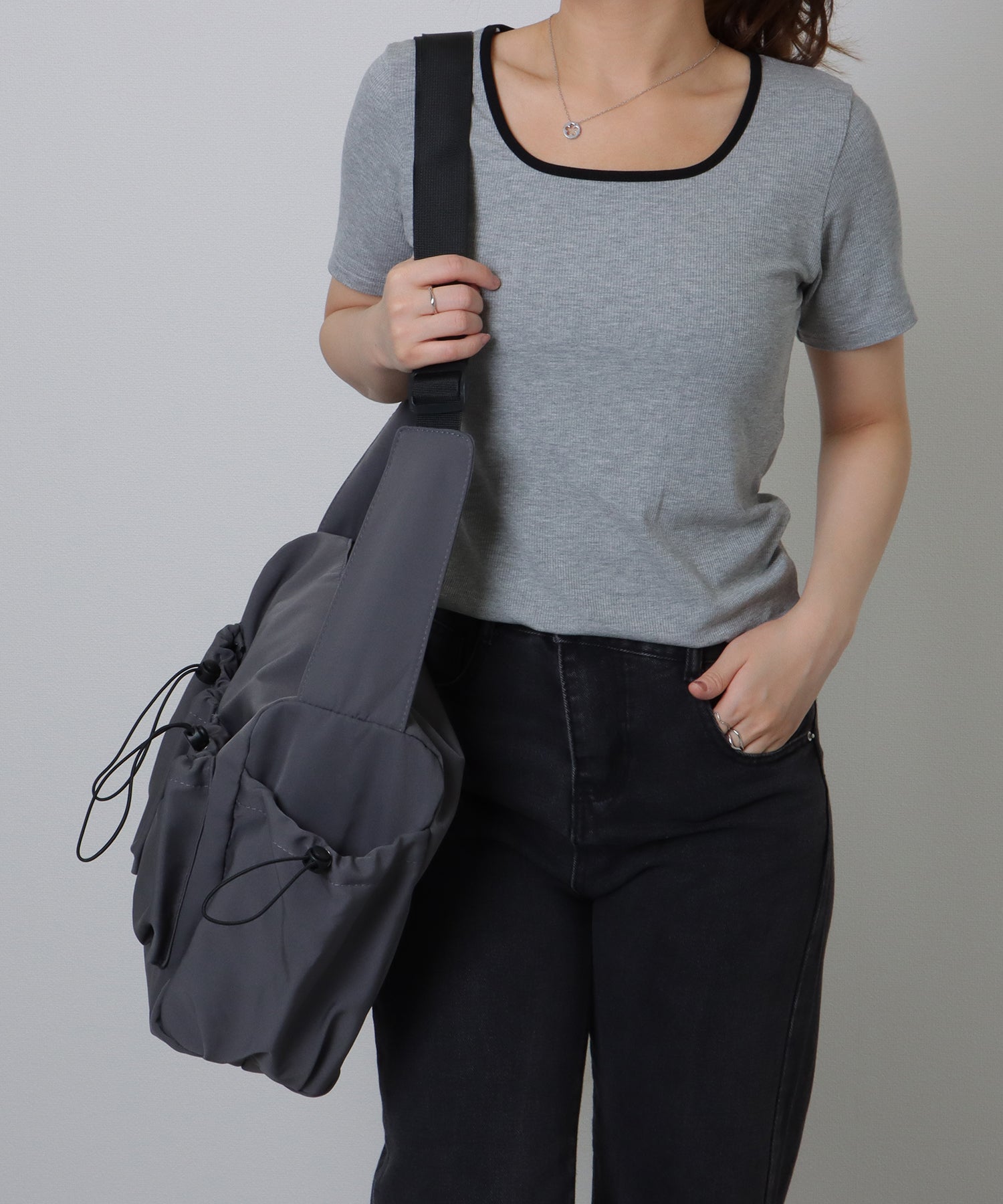 レースレディース Lace Ladies ソリッドカラー ドローコード付き 多ポケット ショルダーバッグ （ホワイト） ホワイト