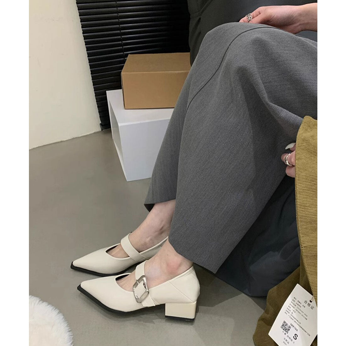 Race Ladies Lace Ladies Wide Belt Leather-like Low Heel Pumps