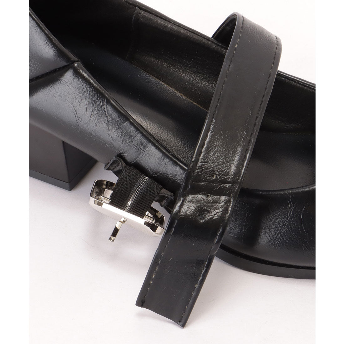 Race Ladies Lace Ladies Wide Belt Leather-like Low Heel Pumps