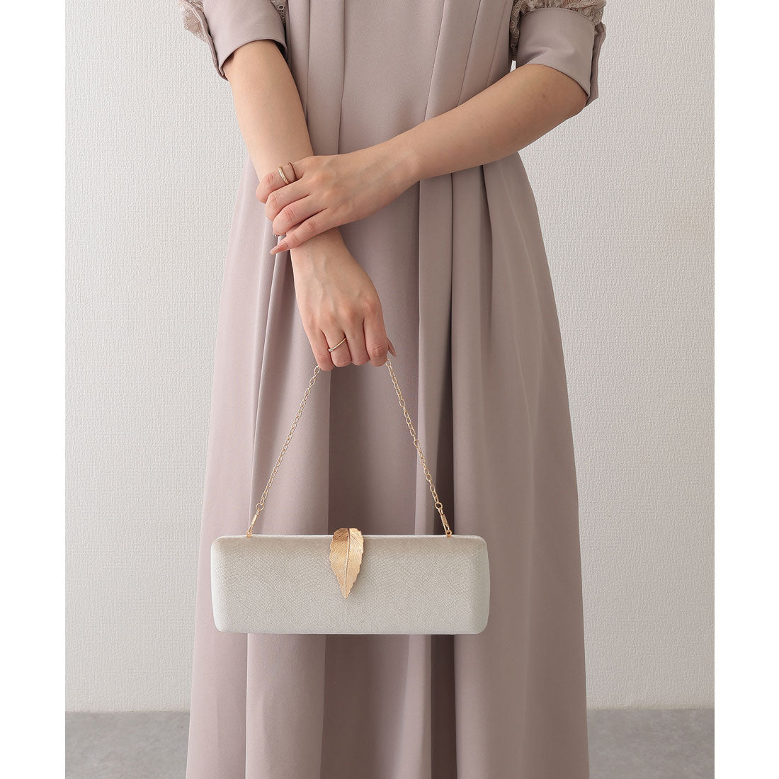 レースレディース Lace Ladies メタリック リーフ バックル付き スマート バッグ （グレー） グレー
