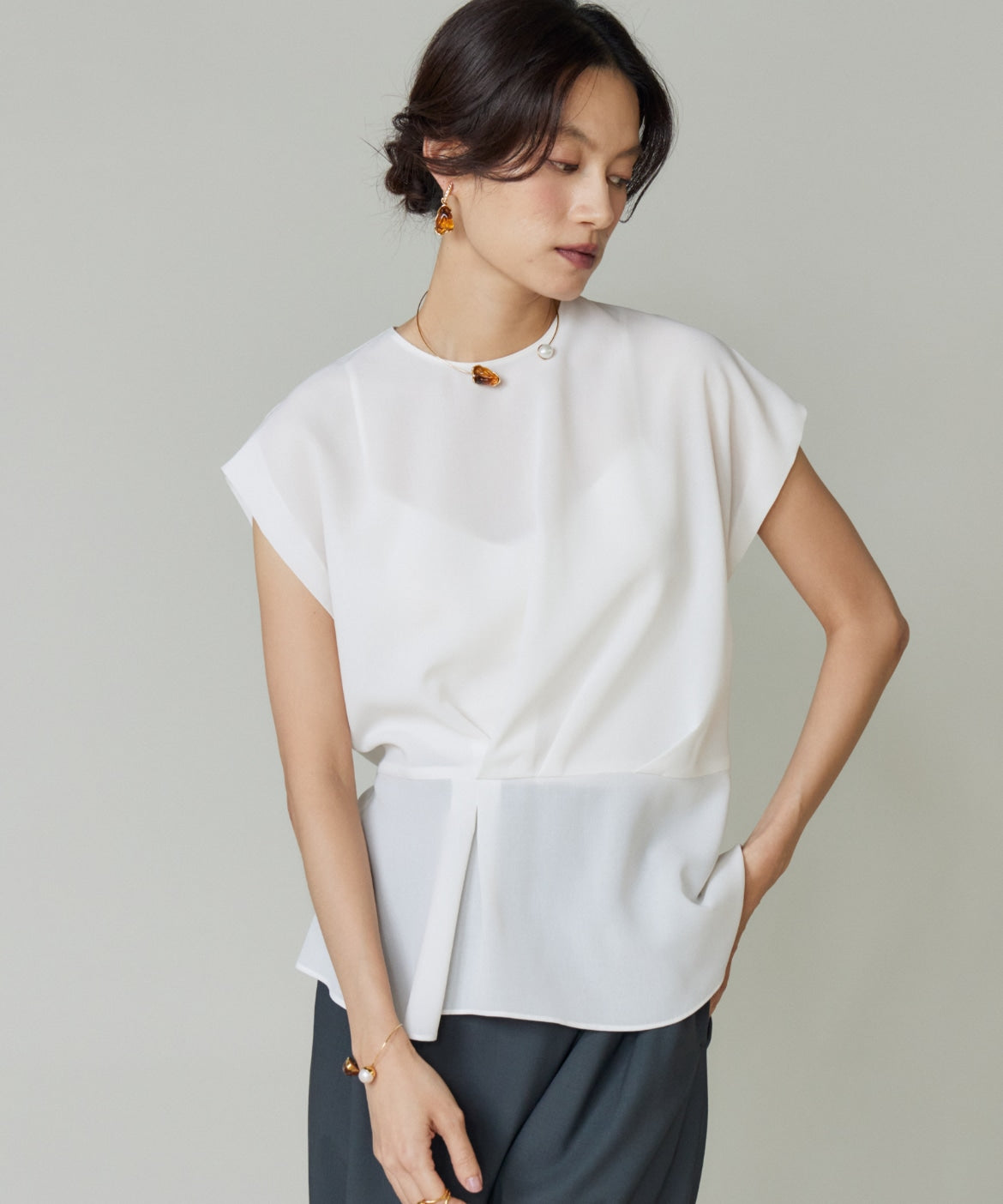 ラヴェイユ バイ スーペリアクローゼット la veille by SUPERIOR CLOSET アシンメトリーフレンチスリーブブラウス （オフホワイト1） オフホワイト1