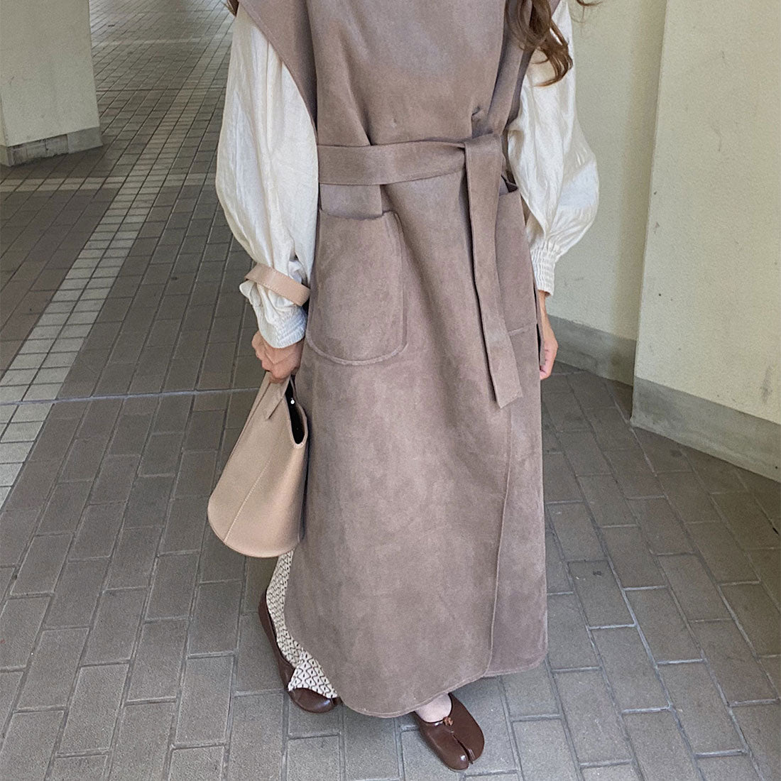 ラウアー LAUIR ベルト付きくるみボタンロングベスト,ダークベージュ
