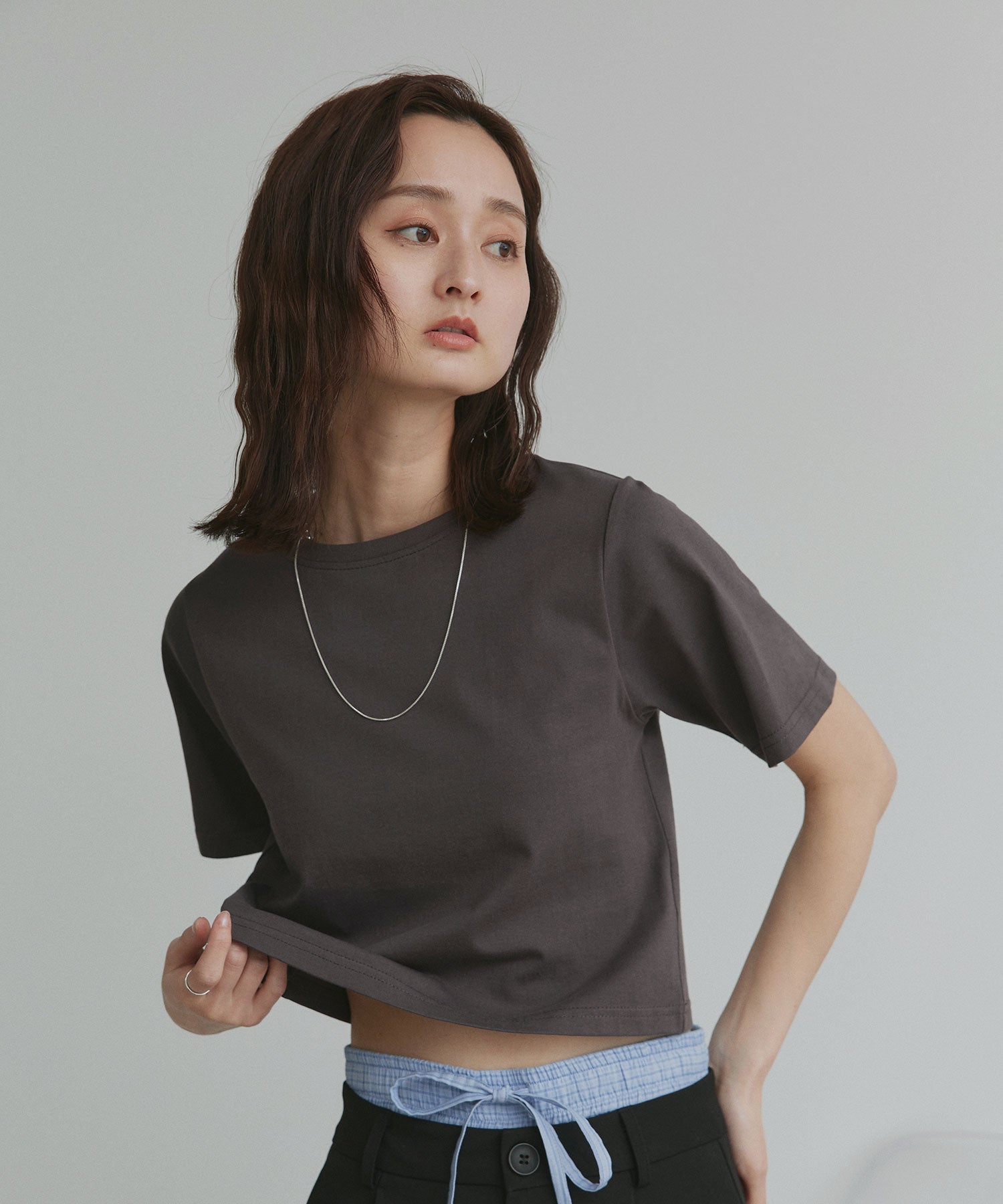 アドティエ ad thie シンプル無地 ボーダー ショート丈ミニTシャツ （レッド（無地）） レッド（無地）