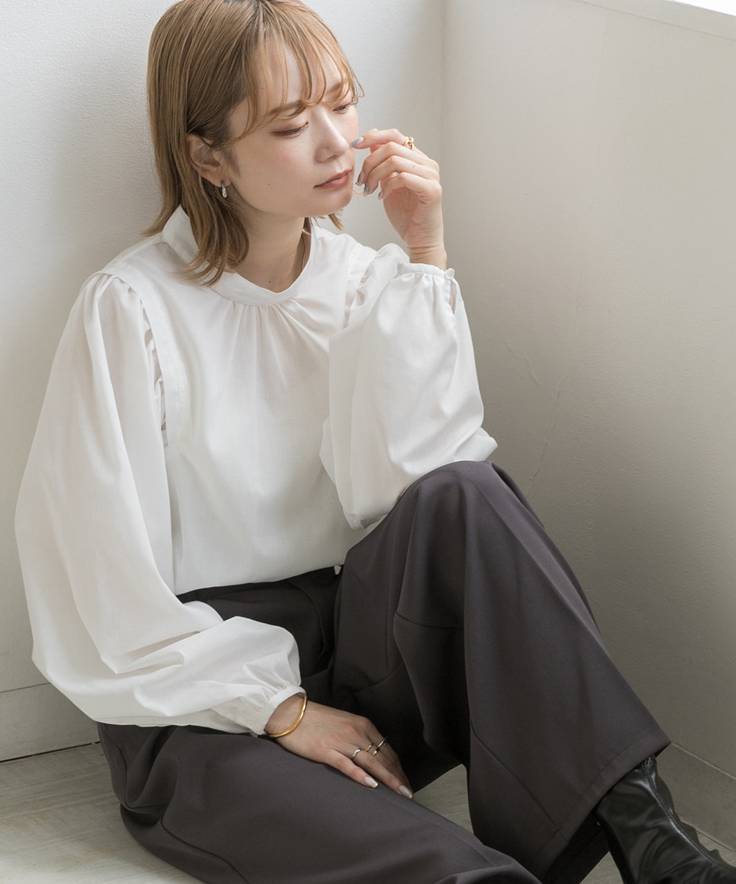 Adthie ad thie 【2023AW New Collection】 Wing Shoulder Band Collar Blouse