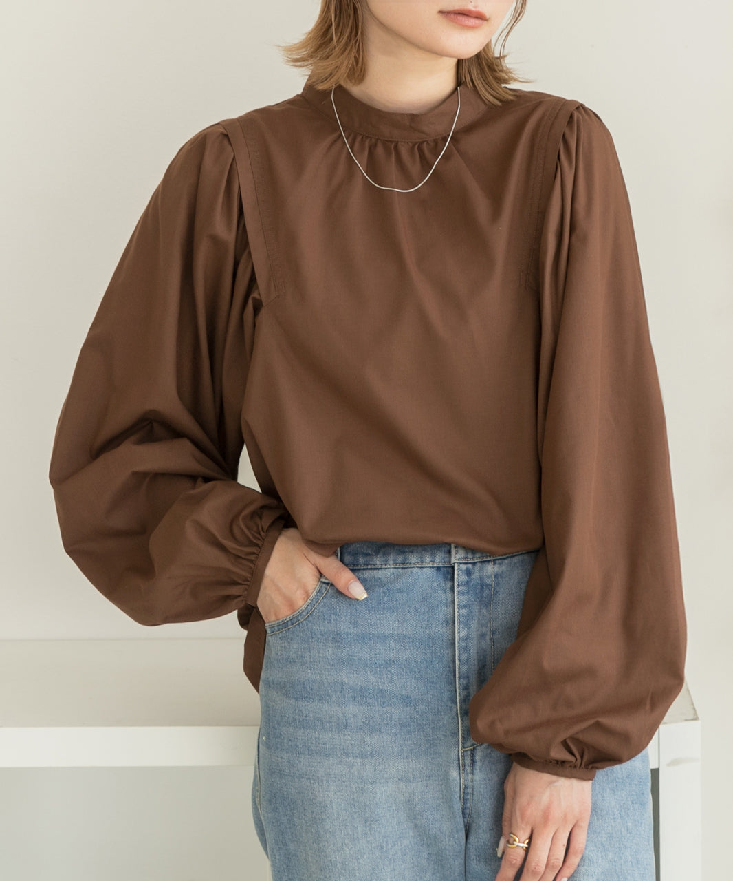 Adthie ad thie 【2023AW New Collection】 Wing Shoulder Band Collar Blouse