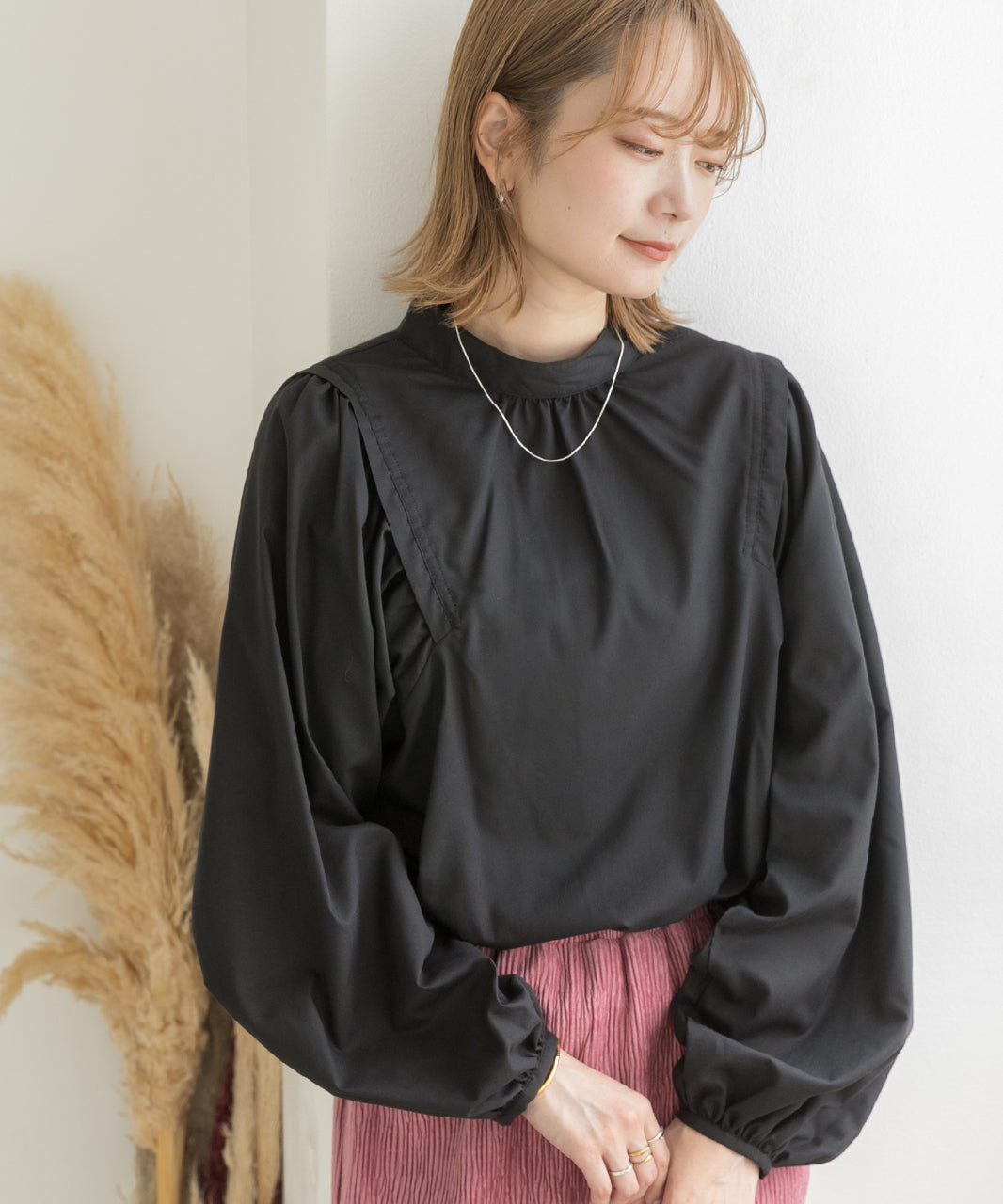 Adthie ad thie 【2023AW New Collection】 Wing Shoulder Band Collar Blouse