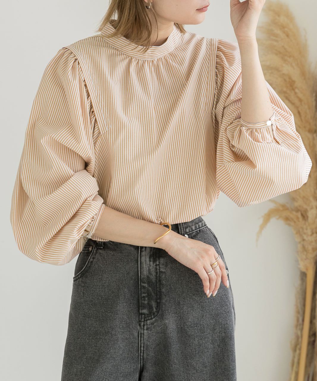 Adthie ad thie 【2023AW New Collection】 Wing Shoulder Band Collar Blouse