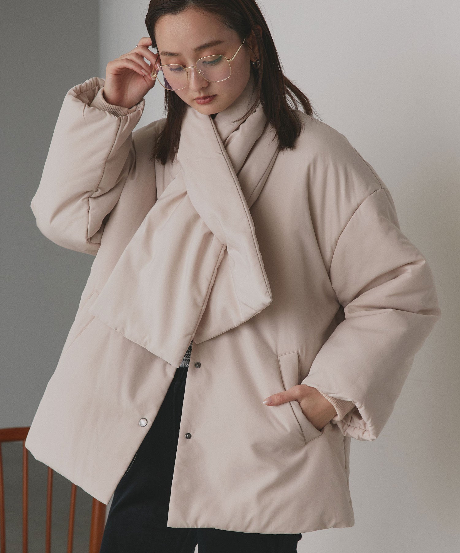 アドティエ ad thie 共地マフラー付きノーカラー中綿ジャケット 軽量 防寒 エコダウン アウター 秋服 秋 冬服 冬 （ナチュラル） ナチュラル