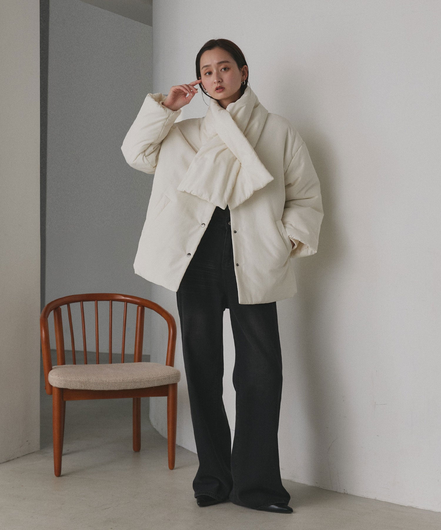 アドティエ ad thie 共地マフラー付きノーカラー中綿ジャケット 軽量 防寒 エコダウン アウター 秋服 秋 冬服 冬 （ナチュラル） ナチュラル