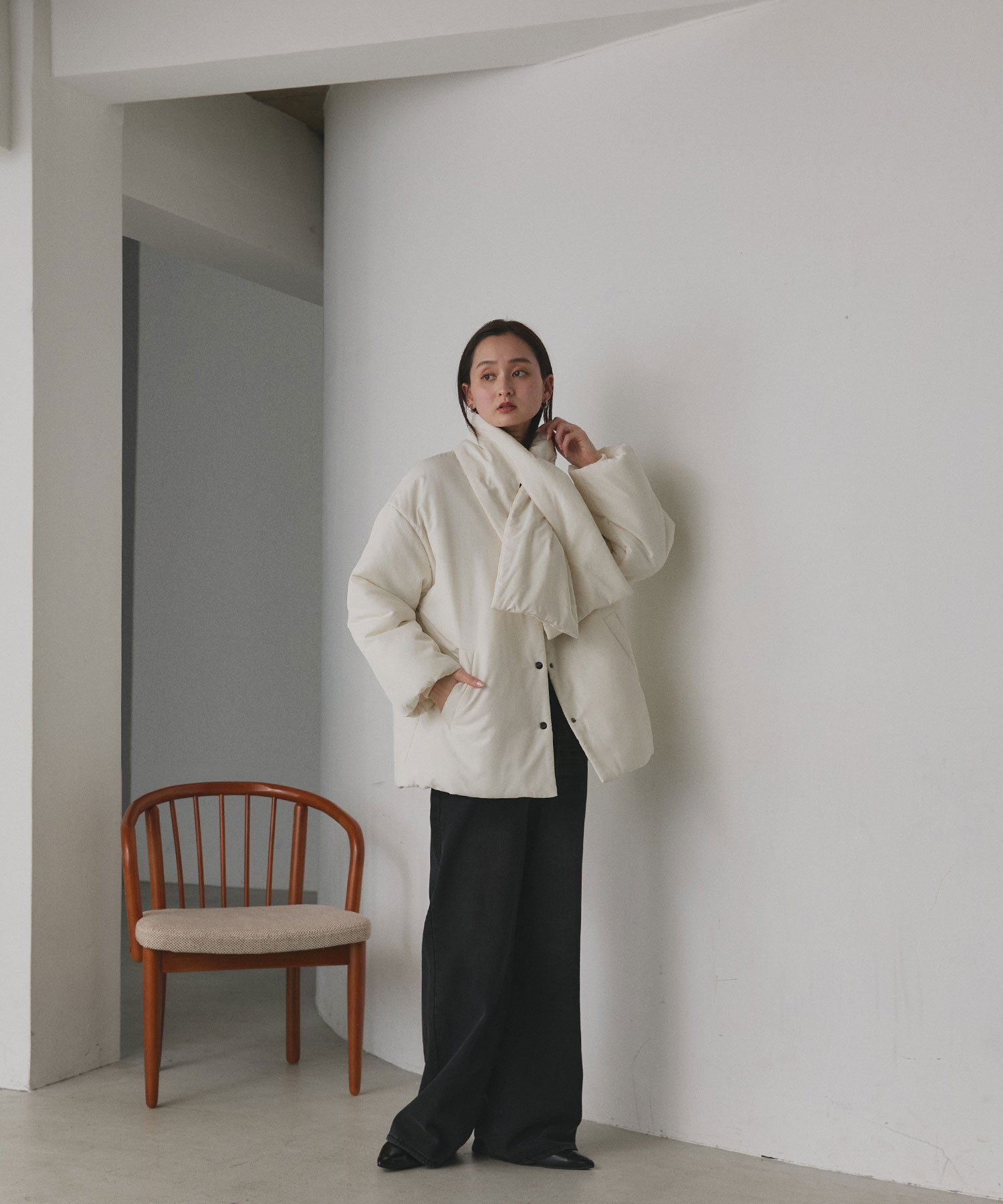 アドティエ ad thie 共地マフラー付きノーカラー中綿ジャケット 軽量 防寒 エコダウン アウター 秋服 秋 冬服 冬 （ナチュラル） ナチュラル