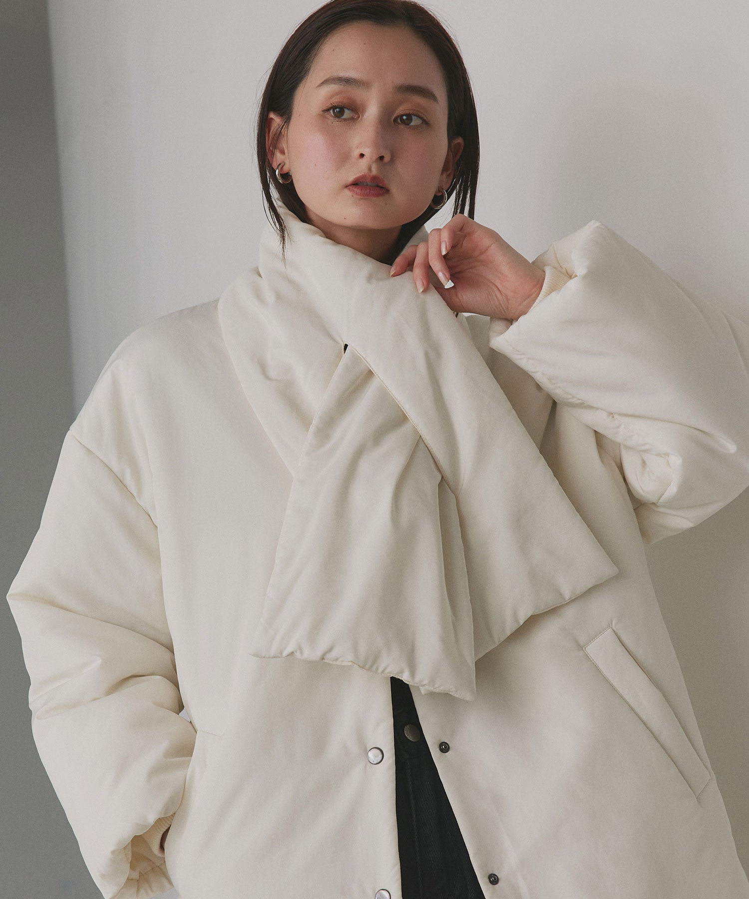 アドティエ ad thie 共地マフラー付きノーカラー中綿ジャケット 軽量 防寒 エコダウン アウター 秋服 秋 冬服 冬 （ナチュラル） ナチュラル