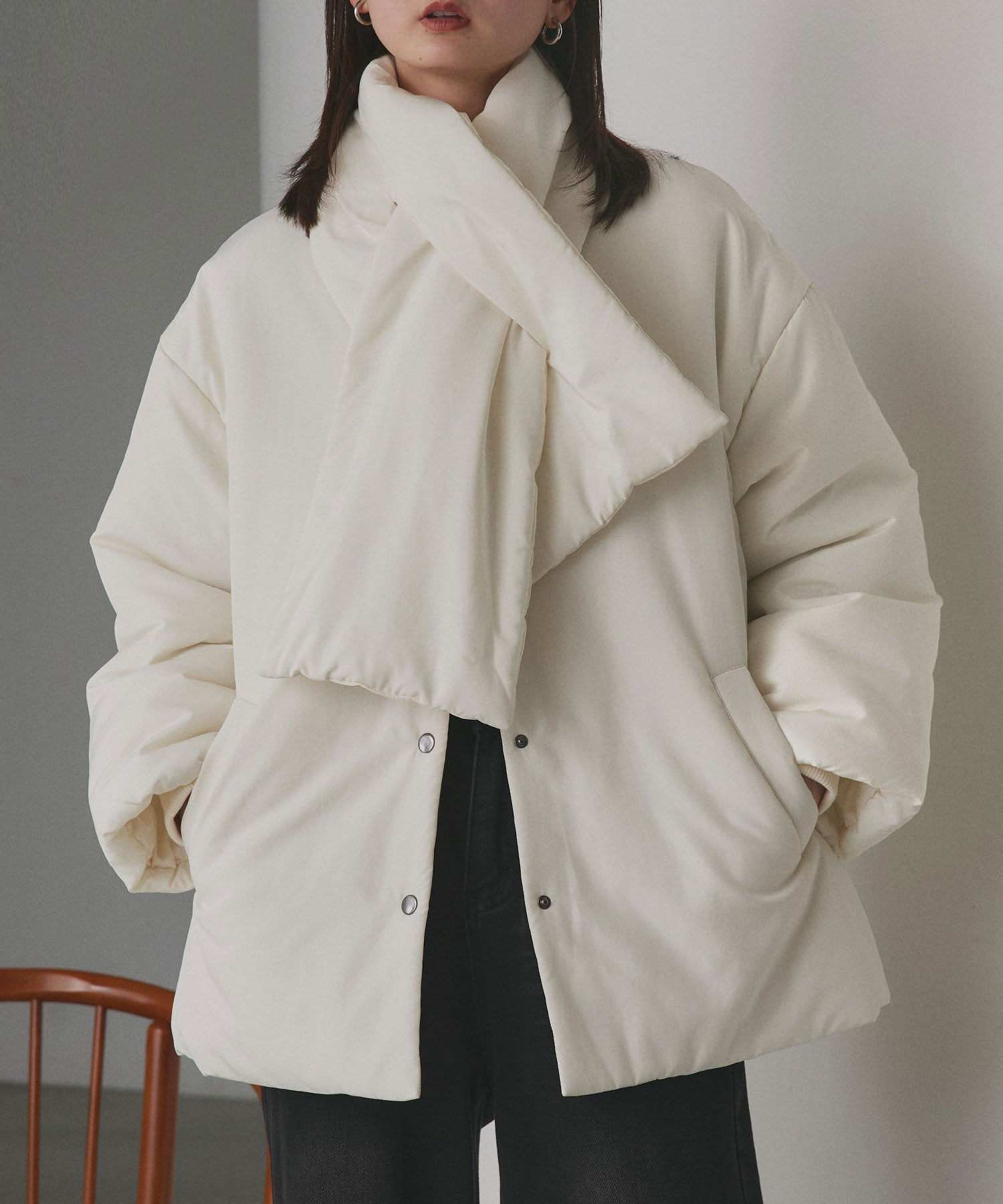 アドティエ ad thie 共地マフラー付きノーカラー中綿ジャケット 軽量 防寒 エコダウン アウター 秋服 秋 冬服 冬 （ナチュラル） ナチュラル