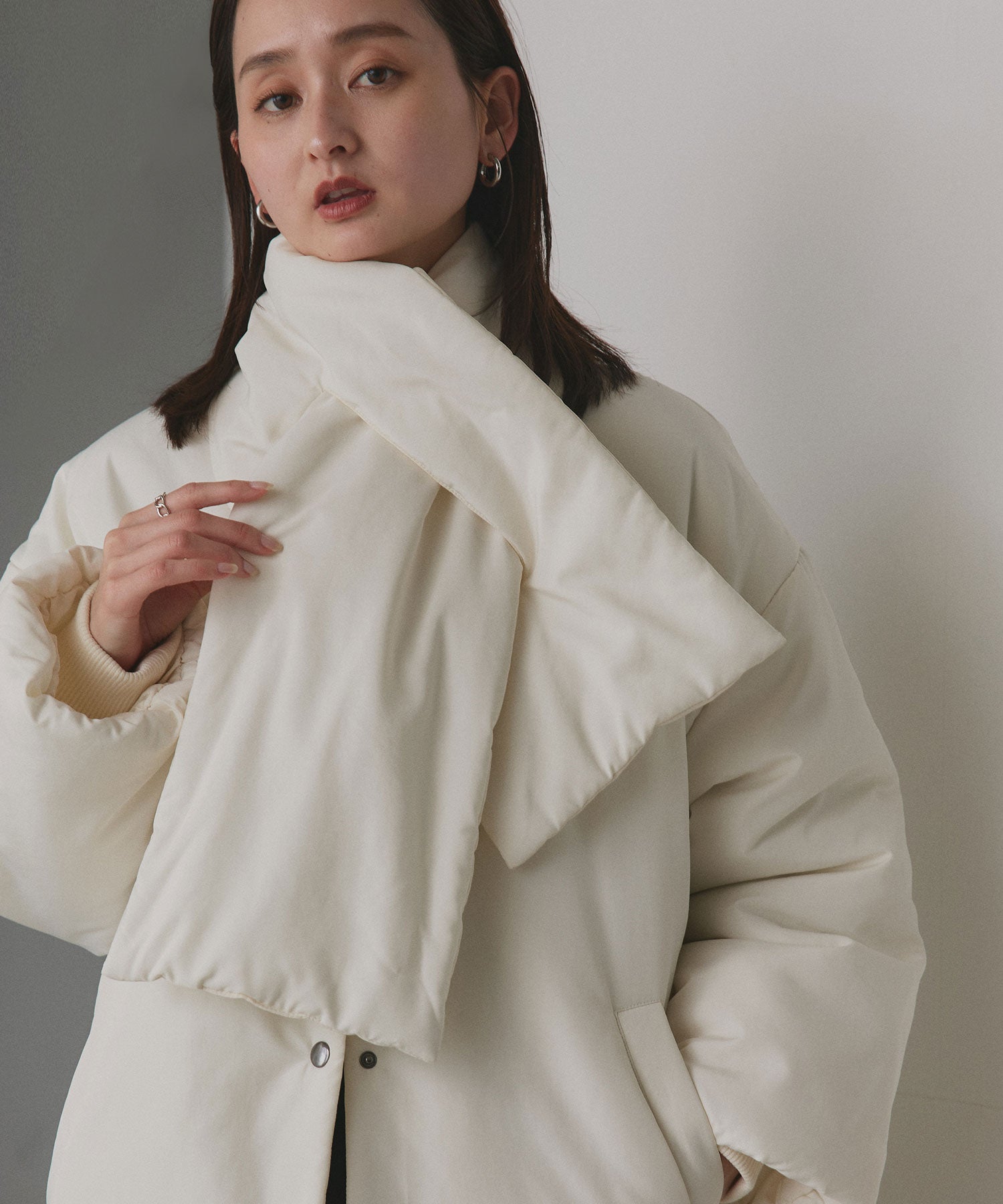 アドティエ ad thie 共地マフラー付きノーカラー中綿ジャケット 軽量 防寒 エコダウン アウター 秋服 秋 冬服 冬 （ナチュラル） ナチュラル