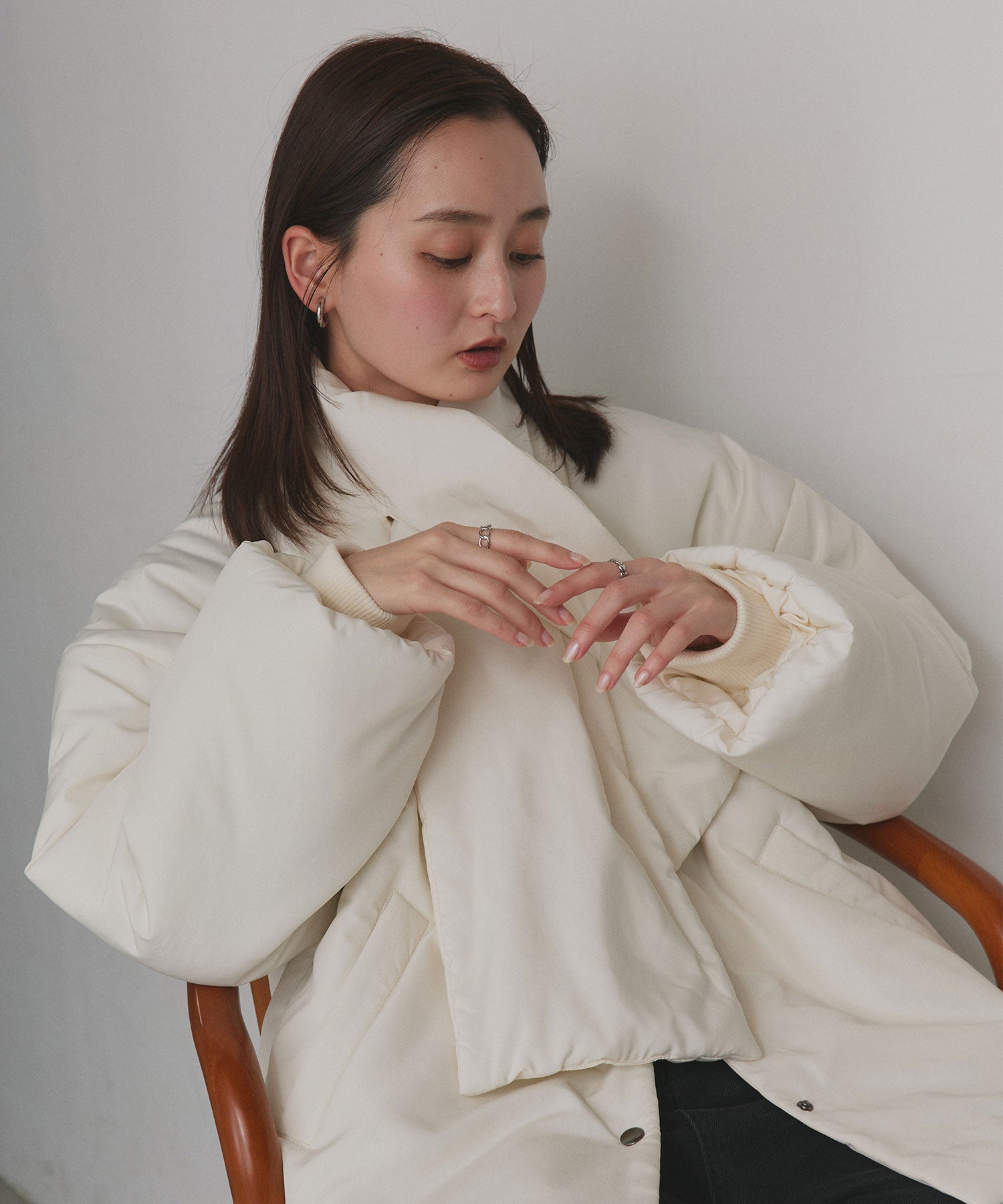 アドティエ ad thie 共地マフラー付きノーカラー中綿ジャケット 軽量 防寒 エコダウン アウター 秋服 秋 冬服 冬 （ナチュラル） ナチュラル