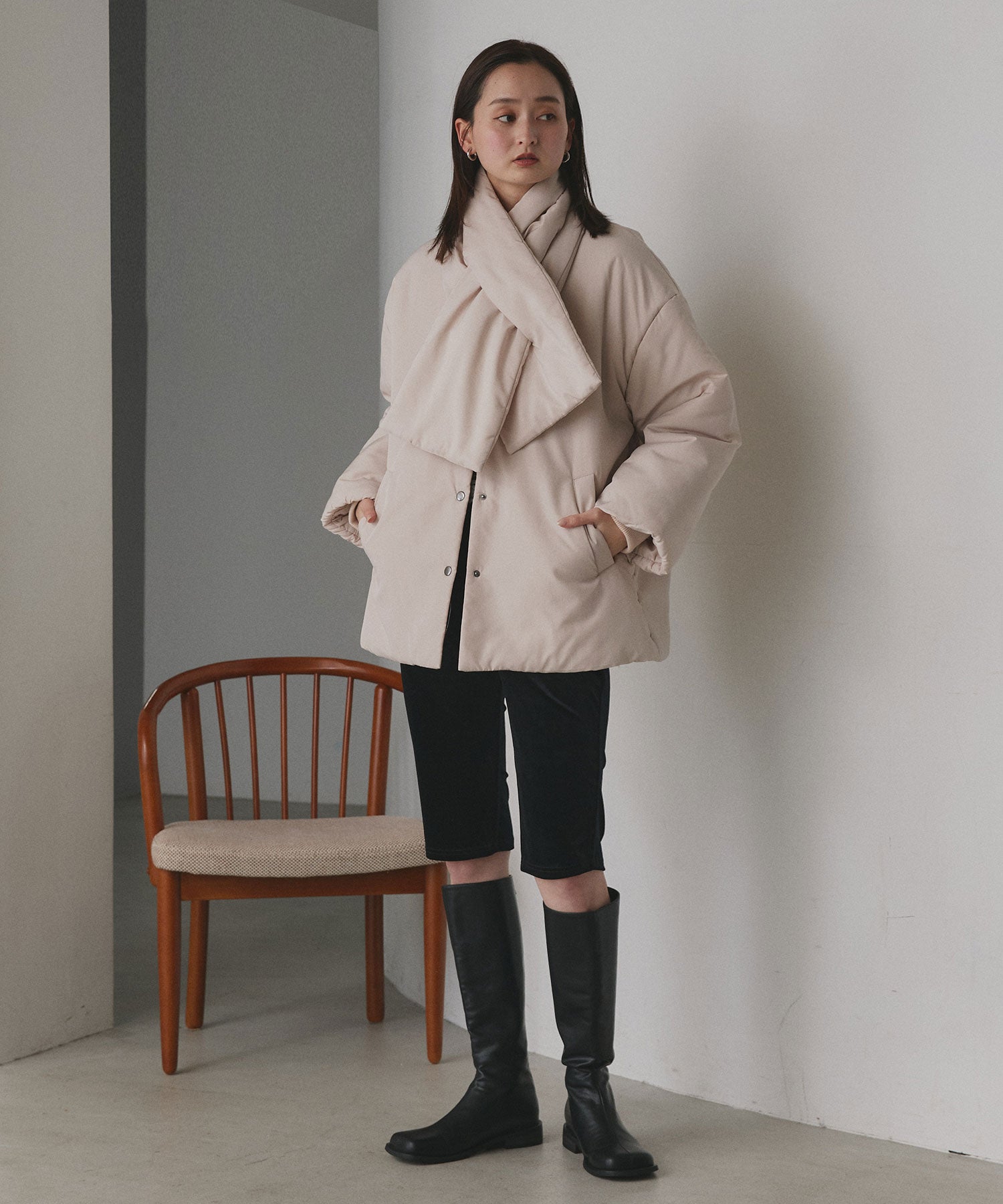 アドティエ ad thie 共地マフラー付きノーカラー中綿ジャケット 軽量 防寒 エコダウン アウター 秋服 秋 冬服 冬 （ナチュラル） ナチュラル