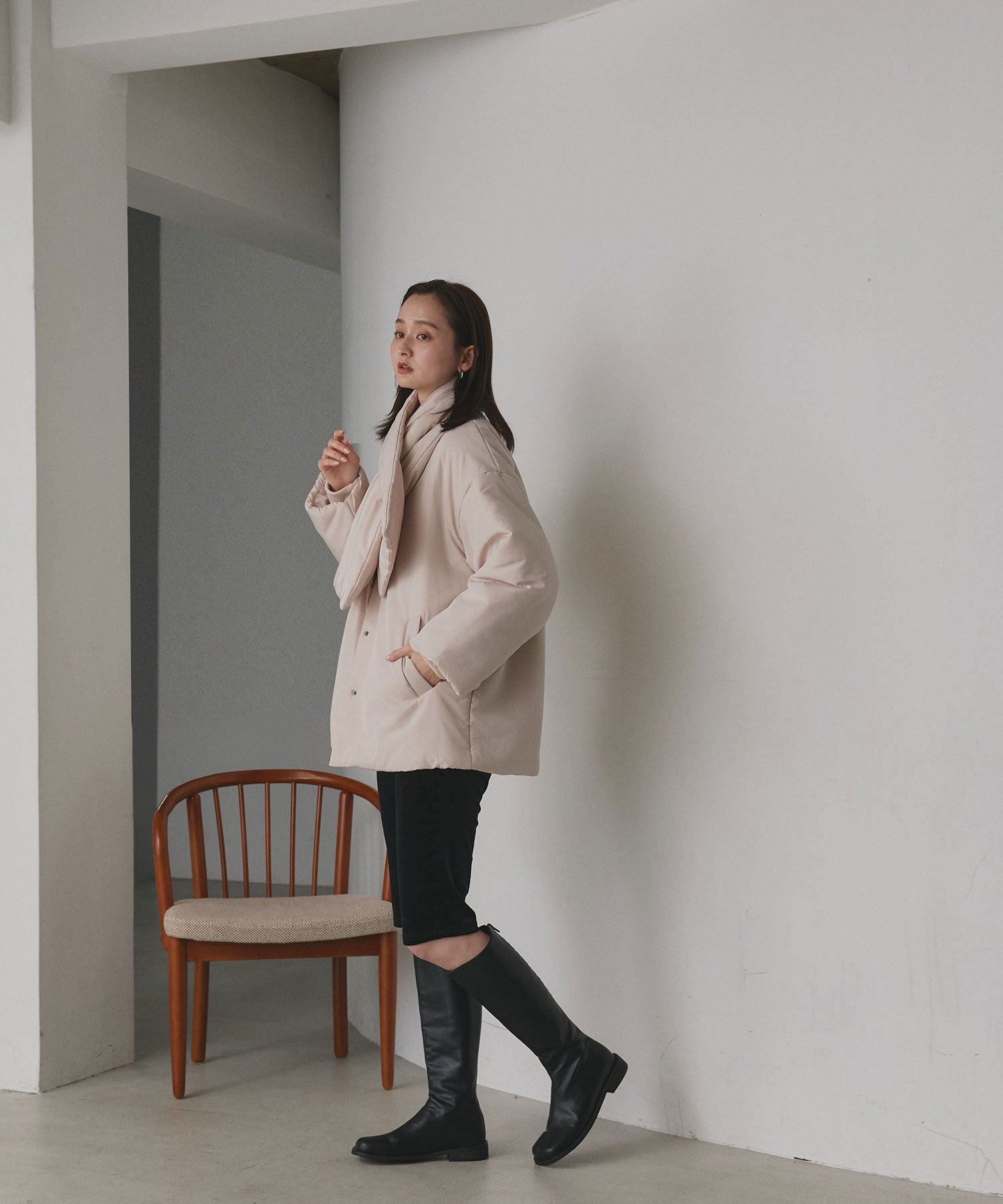 アドティエ ad thie 共地マフラー付きノーカラー中綿ジャケット 軽量 防寒 エコダウン アウター 秋服 秋 冬服 冬 （ナチュラル） ナチュラル