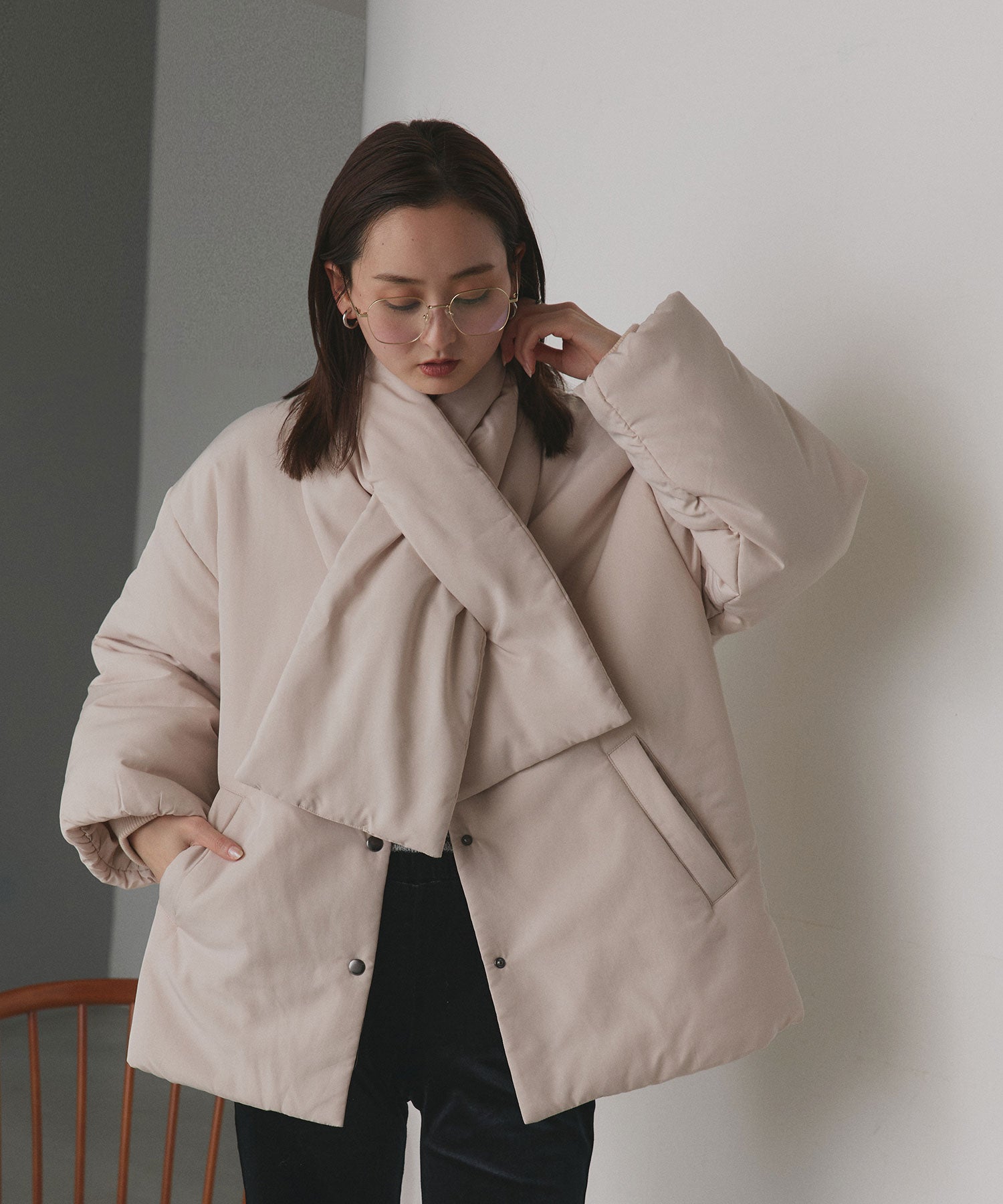 アドティエ ad thie 共地マフラー付きノーカラー中綿ジャケット 軽量 防寒 エコダウン アウター 秋服 秋 冬服 冬 （ナチュラル） ナチュラル